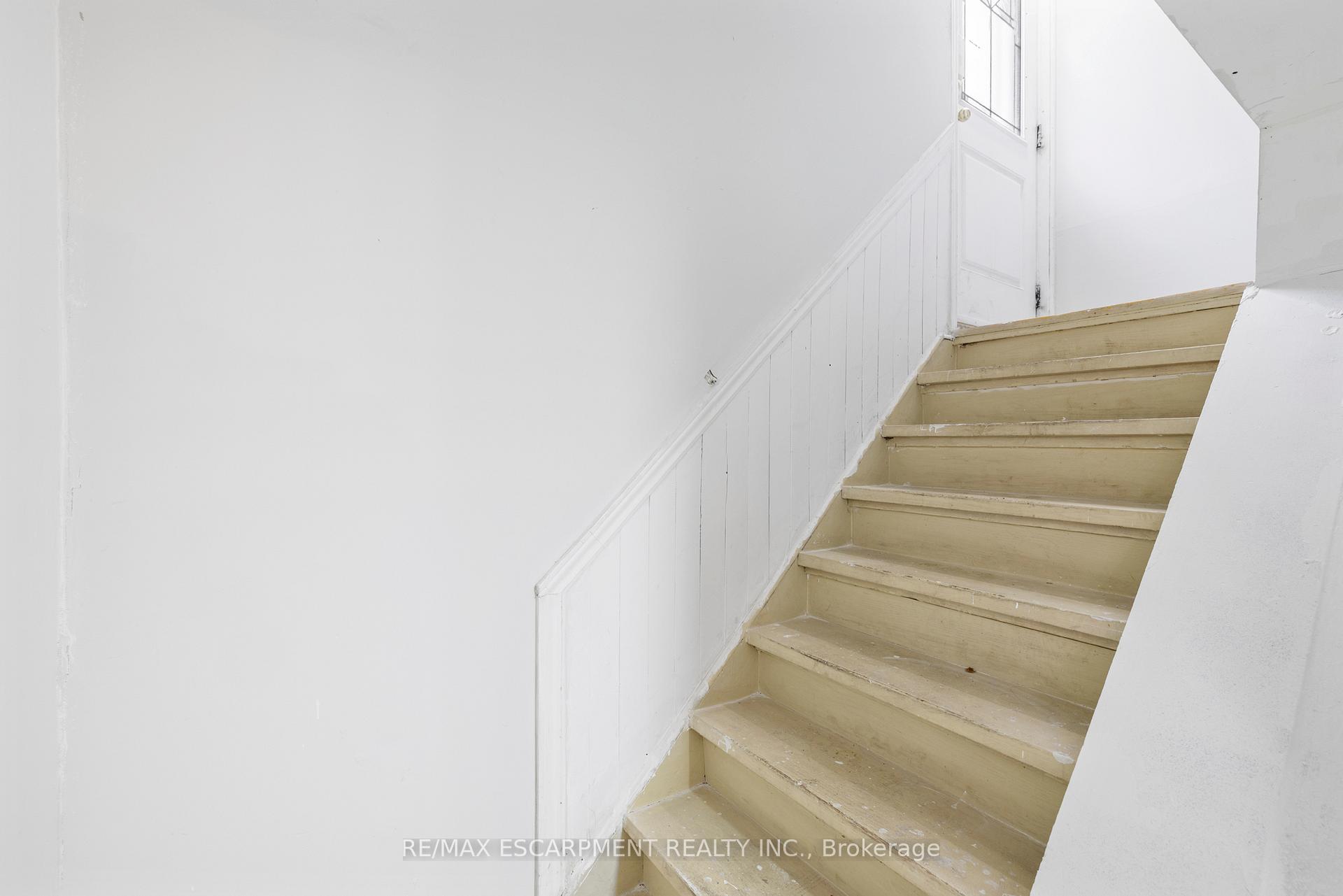 Photo 23 of 19 Winthrop Place, Hamilton, Stoney Creek — HOMEH
