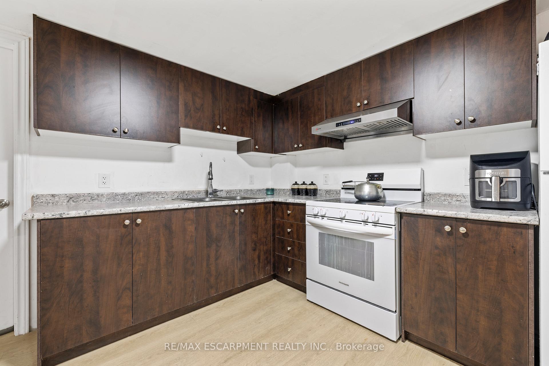 Photo 35 of 19 Winthrop Place, Hamilton, Stoney Creek — HOMEH