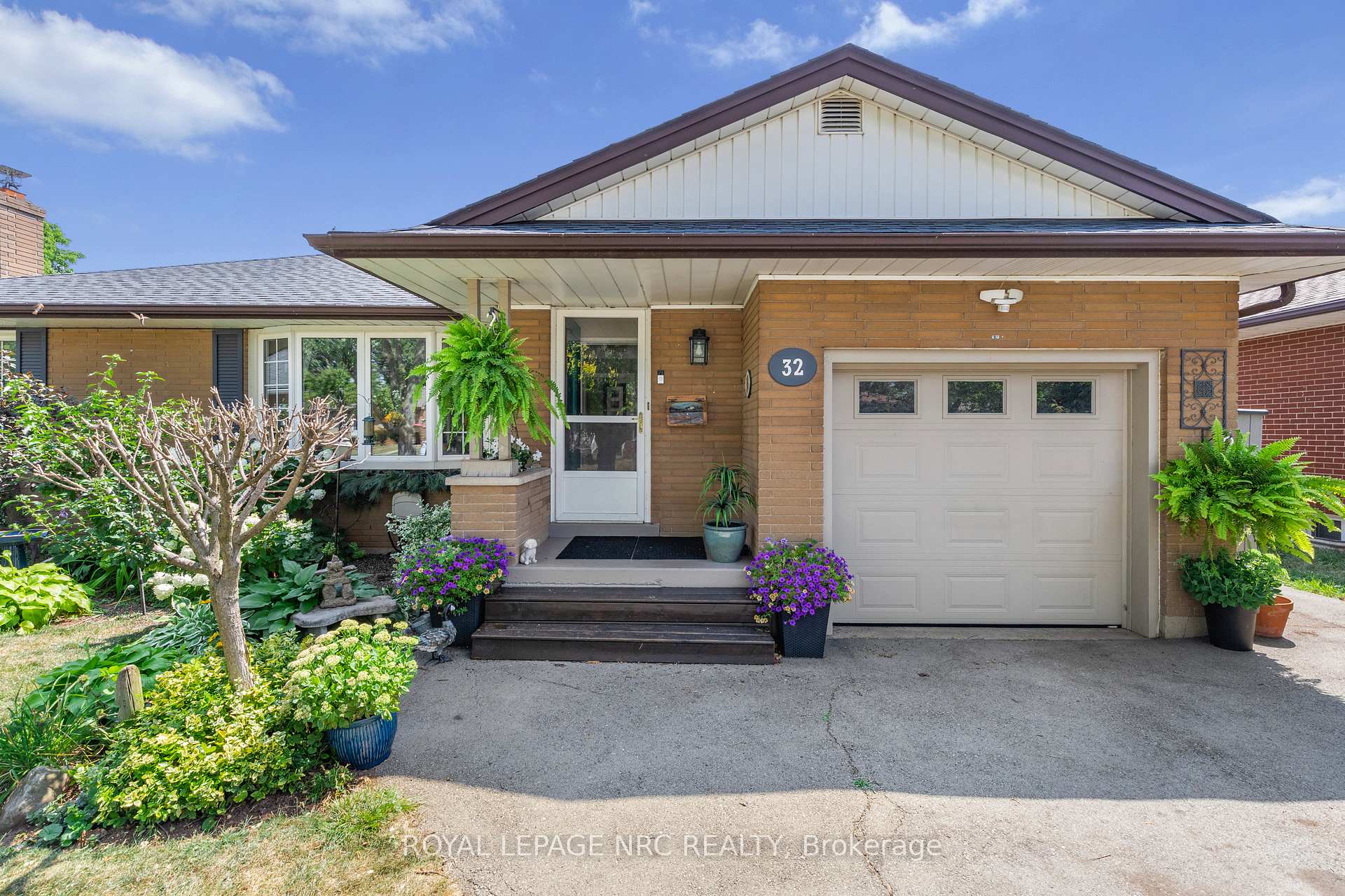 Photo 2 of 32 Whittaker Avenue, Grimsby, Grimsby Beach — HOMEH