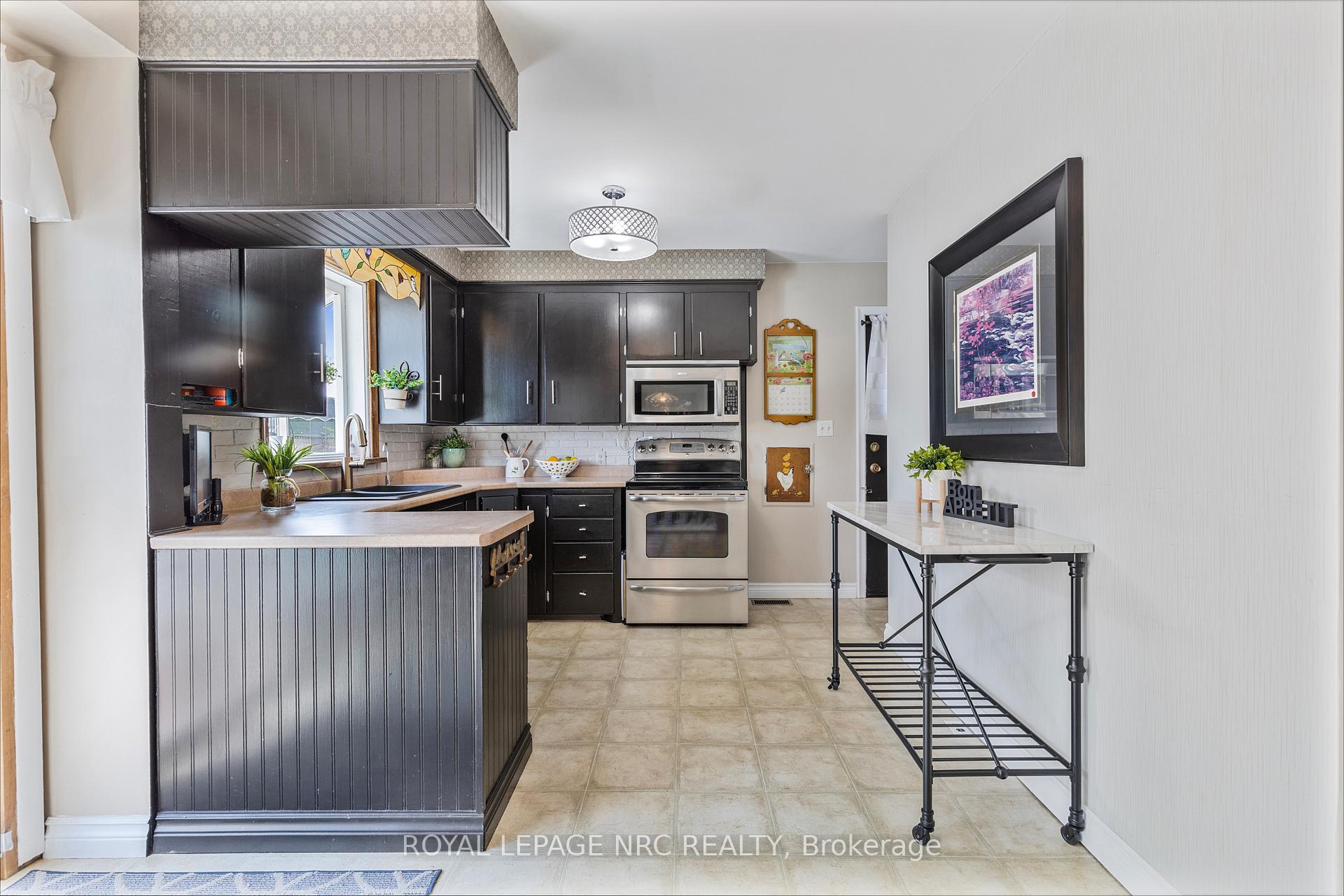 Photo 6 of 32 Whittaker Avenue, Grimsby, Grimsby Beach — HOMEH