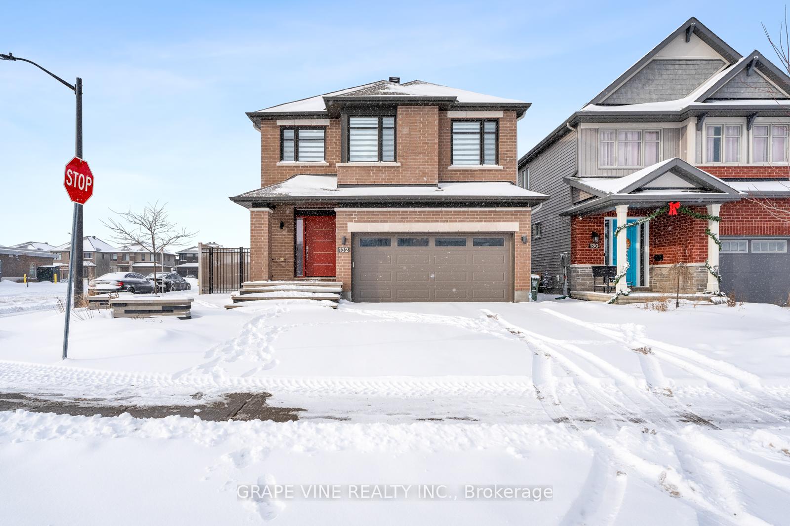Photo 2 of 132 Pathfinder Way, Ottawa, Riverside South/Gloucester Glen — HOMEH