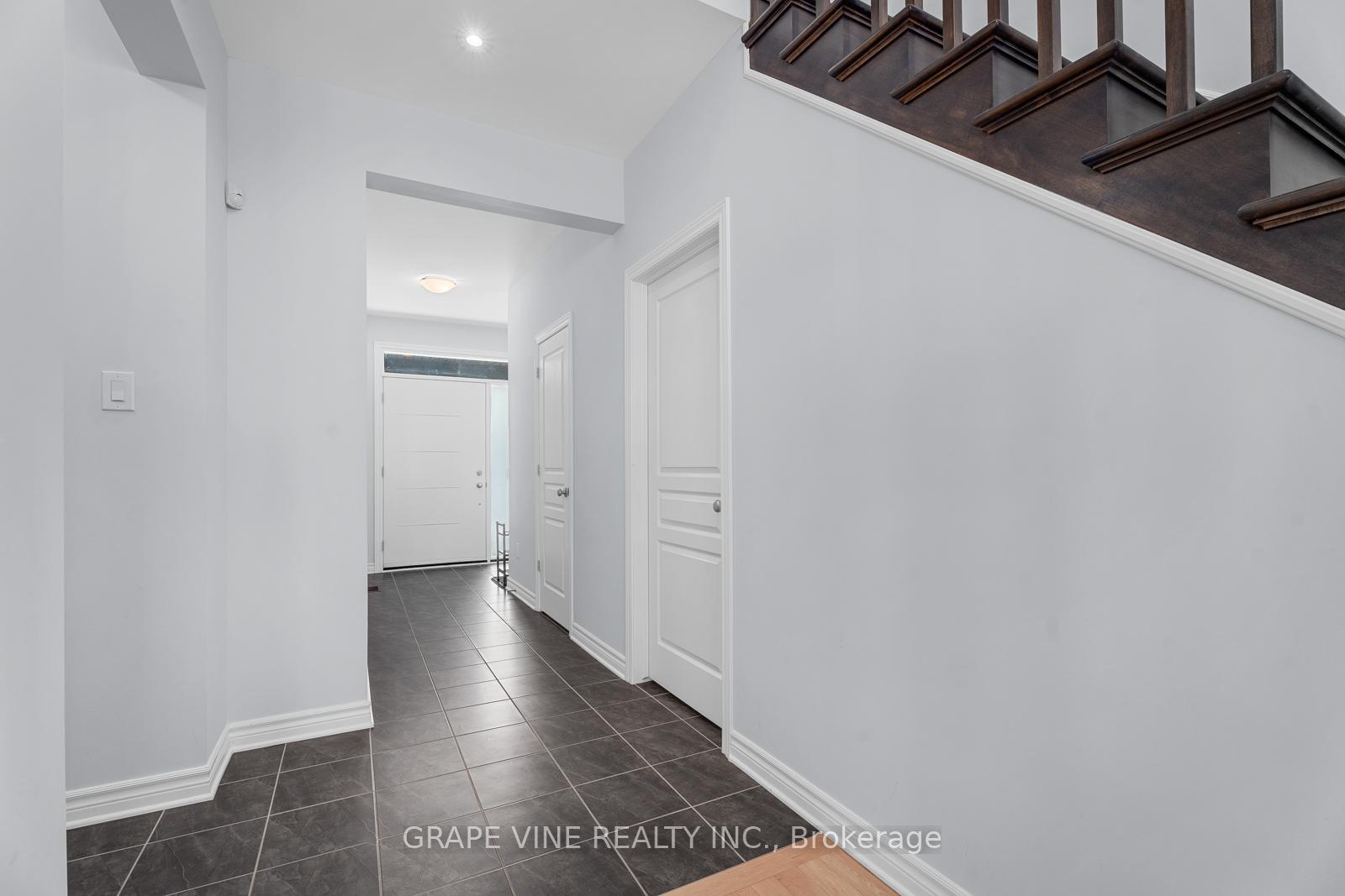 Photo 6 of 132 Pathfinder Way, Ottawa, Riverside South/Gloucester Glen — HOMEH