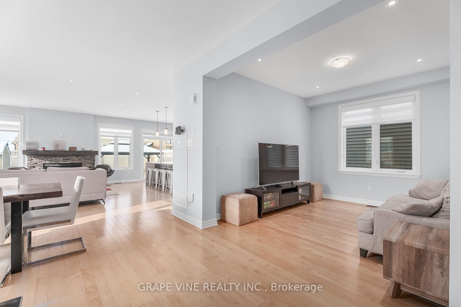 Photo 9 of 132 Pathfinder Way, Ottawa, Riverside South/Gloucester Glen — HOMEH