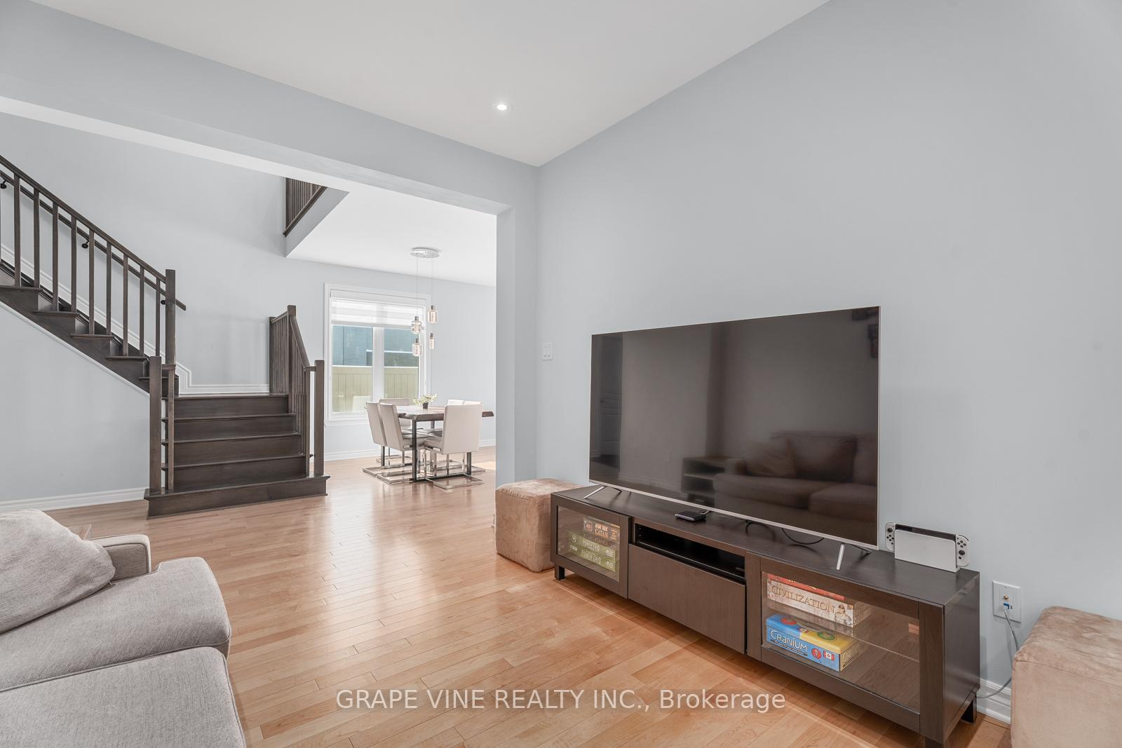 Photo 10 of 132 Pathfinder Way, Ottawa, Riverside South/Gloucester Glen — HOMEH