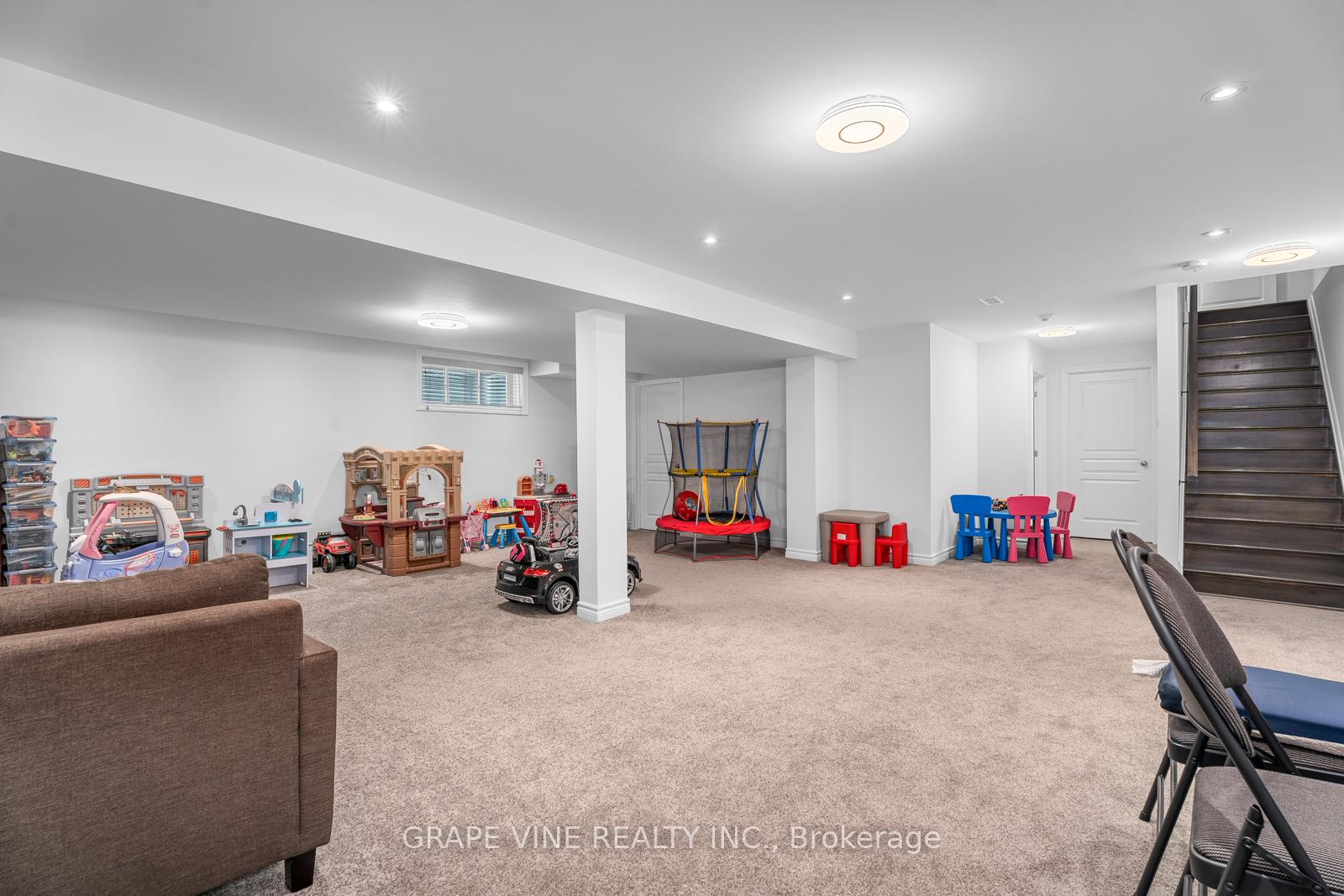 Photo 33 of 132 Pathfinder Way, Ottawa, Riverside South/Gloucester Glen — HOMEH