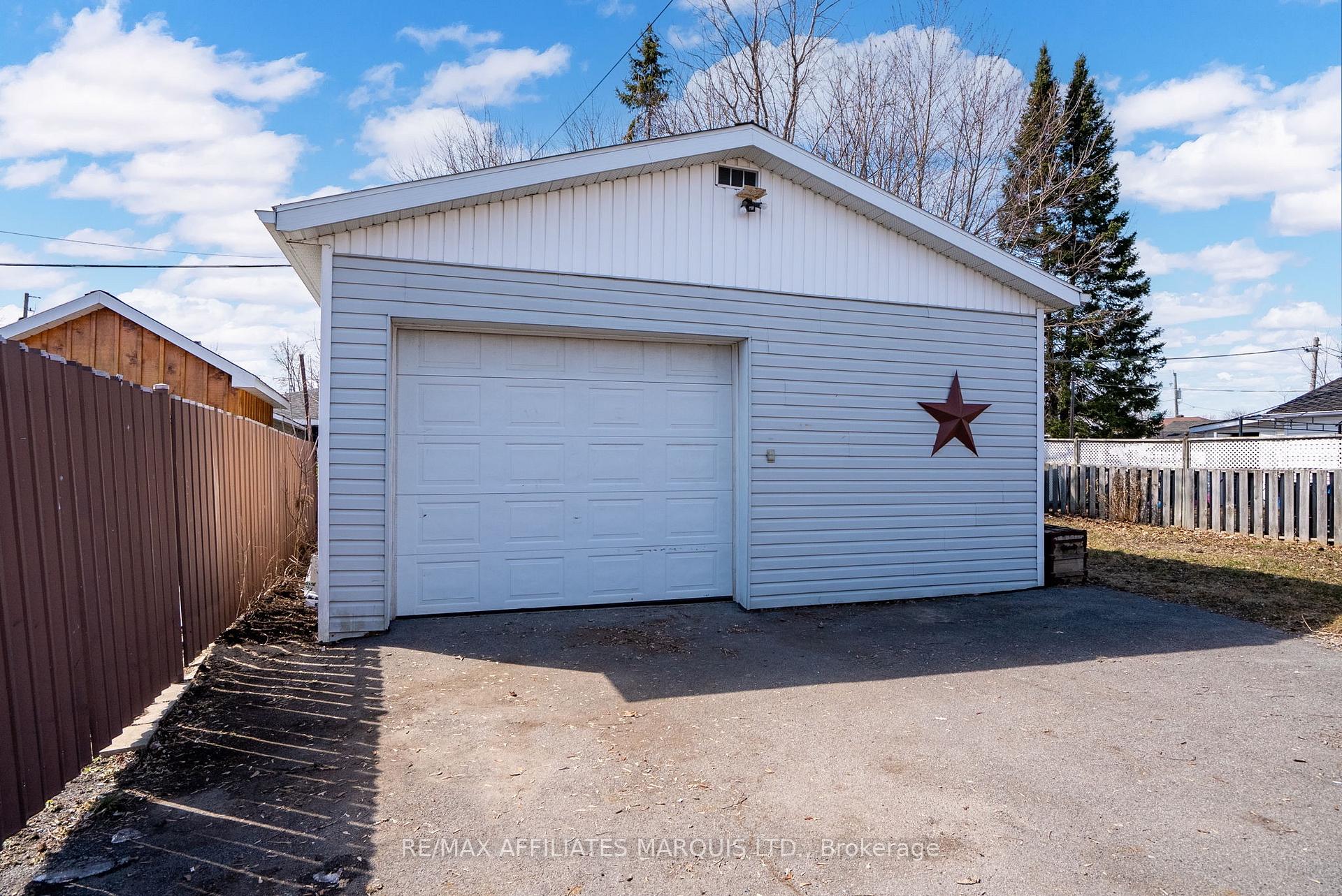 Photo 2 of 1106 Daly Avenue, Cornwall — HOMEH