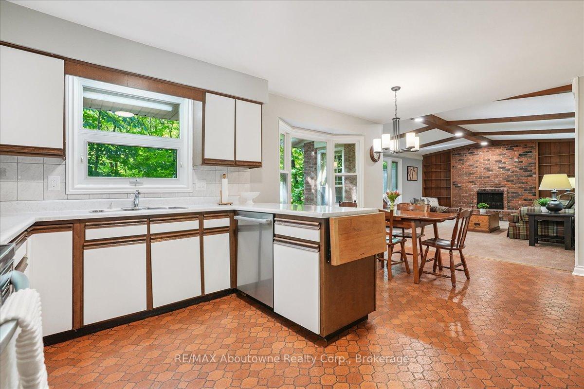 Photo 14 of 1974 Kern's Road, Burlington, Tyandaga — HOMEH
