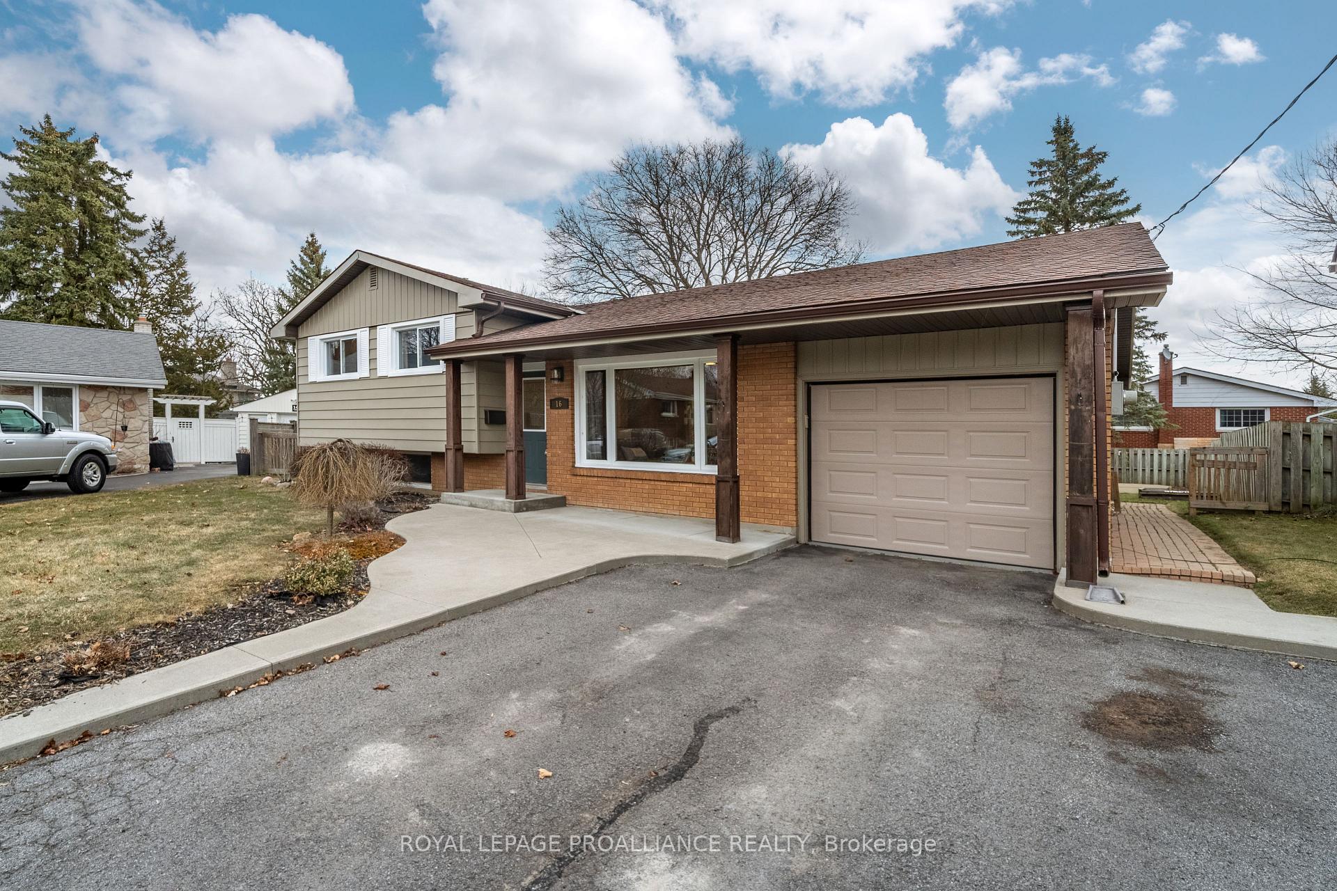 Photo 2 of 16 Kingsway Court, Belleville, Belleville Ward — HOMEH