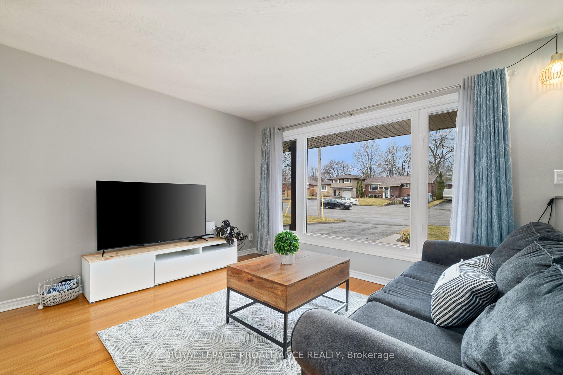 Photo 6 of 16 Kingsway Court, Belleville, Belleville Ward — HOMEH