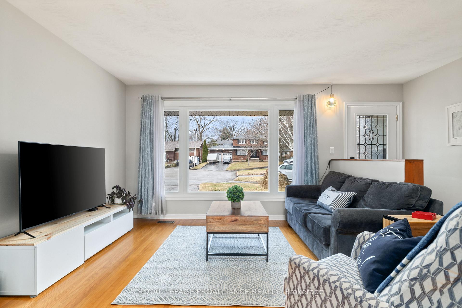 Photo 7 of 16 Kingsway Court, Belleville, Belleville Ward — HOMEH