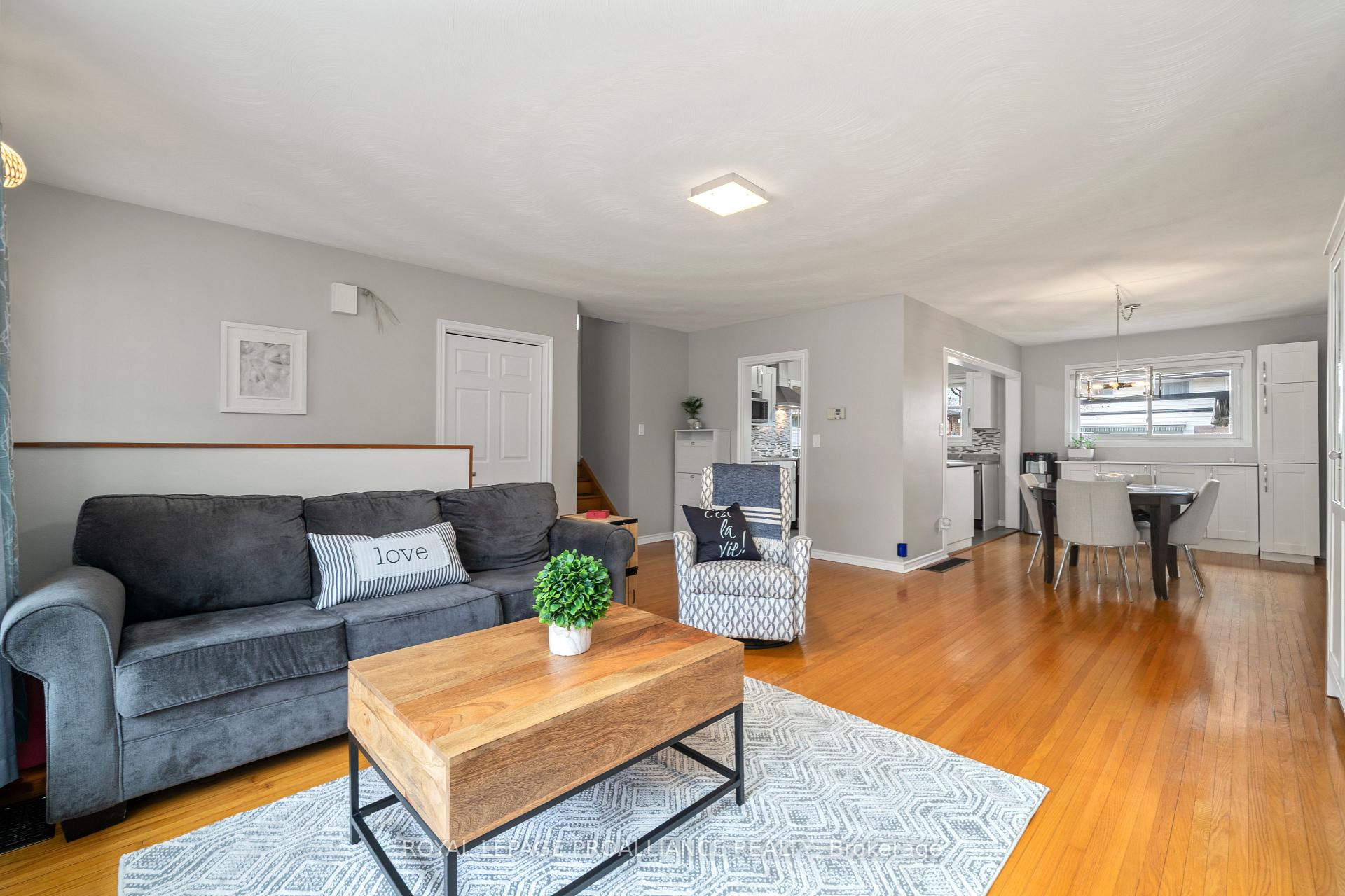 Photo 8 of 16 Kingsway Court, Belleville, Belleville Ward — HOMEH