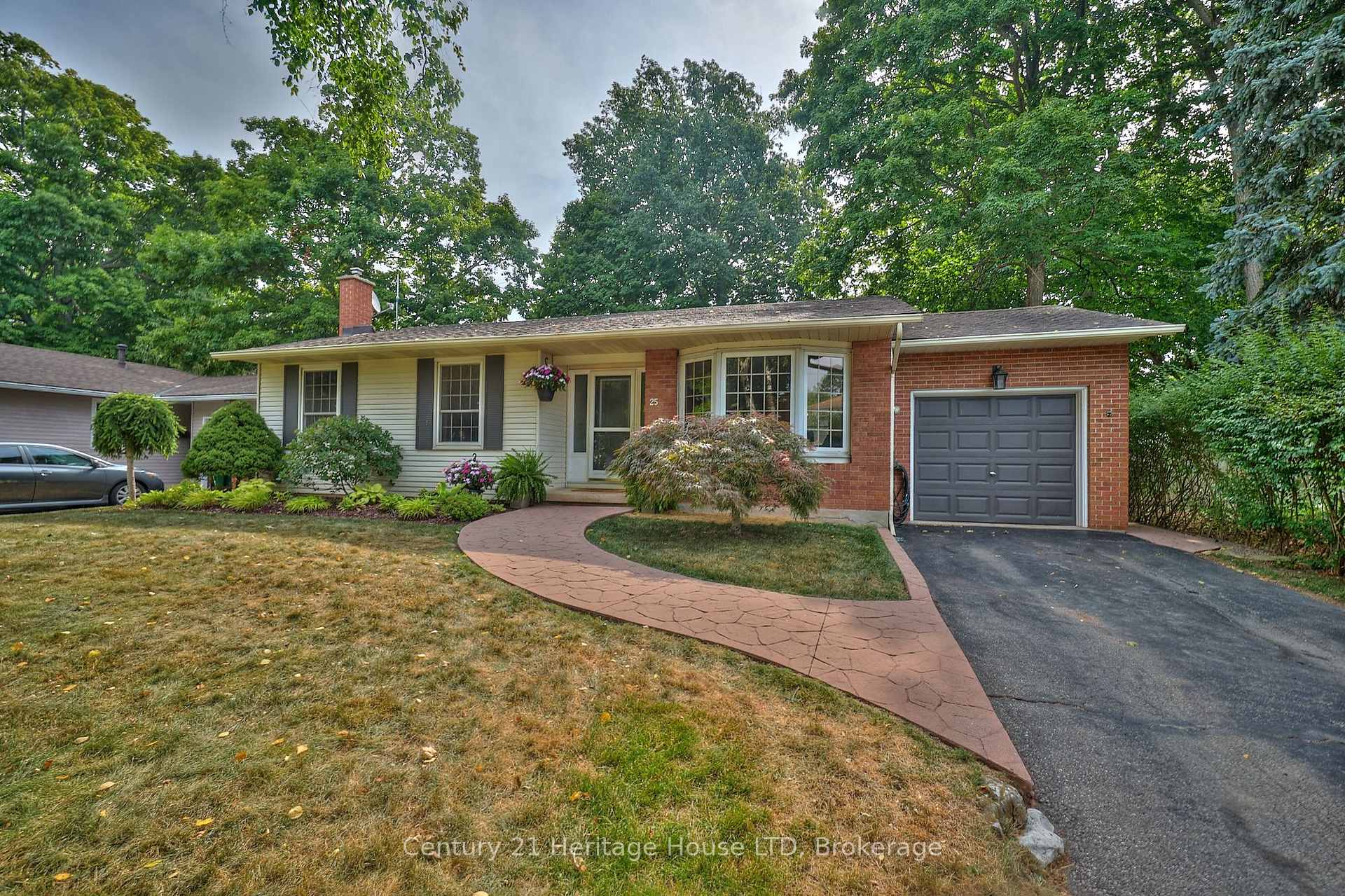 Photo 1 of 25 Birchpark Drive, Grimsby, Grimsby Beach — HOMEH