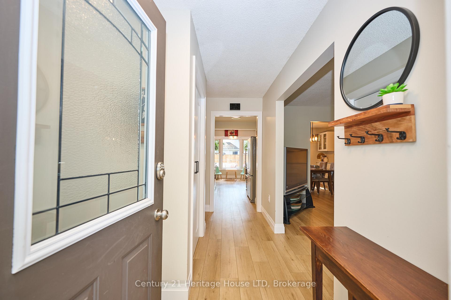 Photo 2 of 25 Birchpark Drive, Grimsby, Grimsby Beach — HOMEH