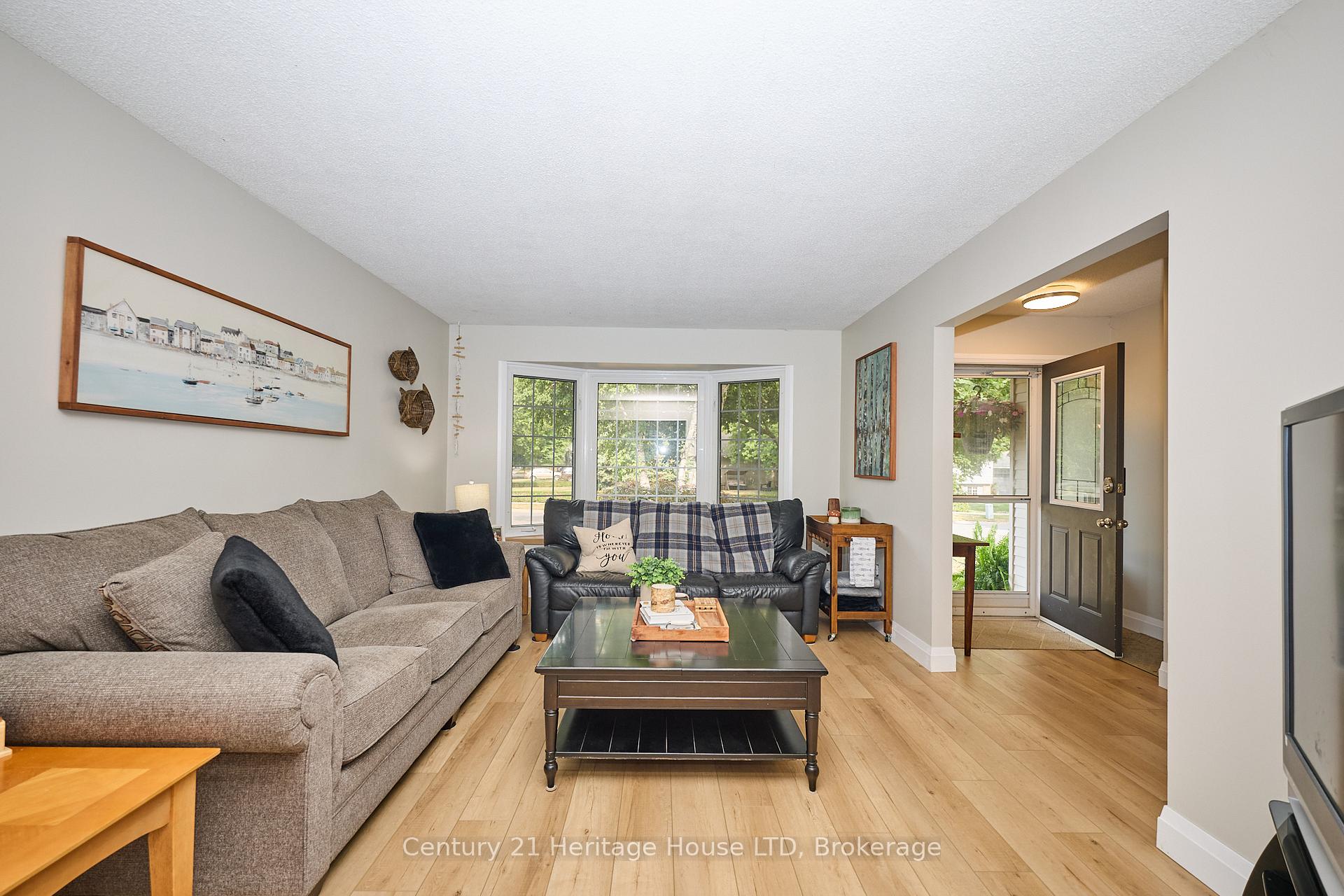 Photo 4 of 25 Birchpark Drive, Grimsby, Grimsby Beach — HOMEH