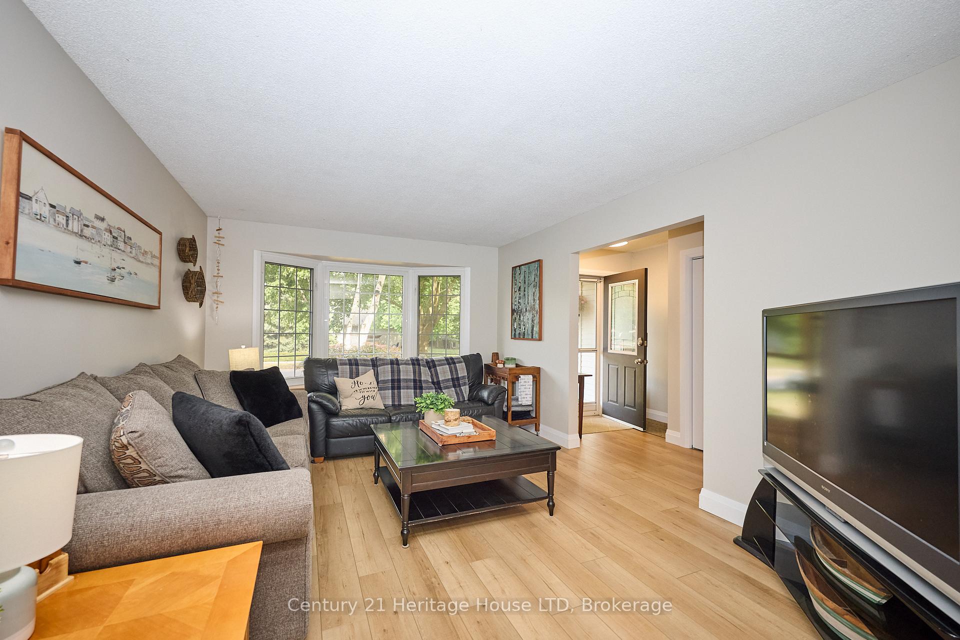 Photo 5 of 25 Birchpark Drive, Grimsby, Grimsby Beach — HOMEH