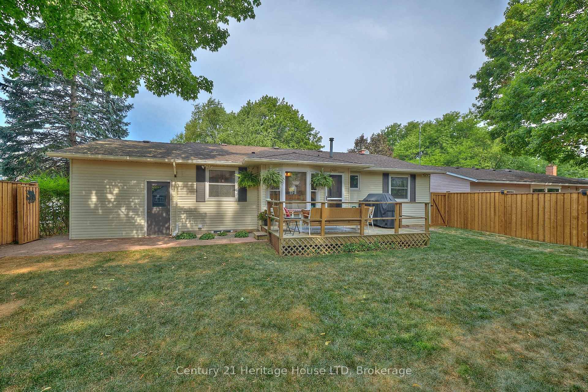Photo 35 of 25 Birchpark Drive, Grimsby, Grimsby Beach — HOMEH
