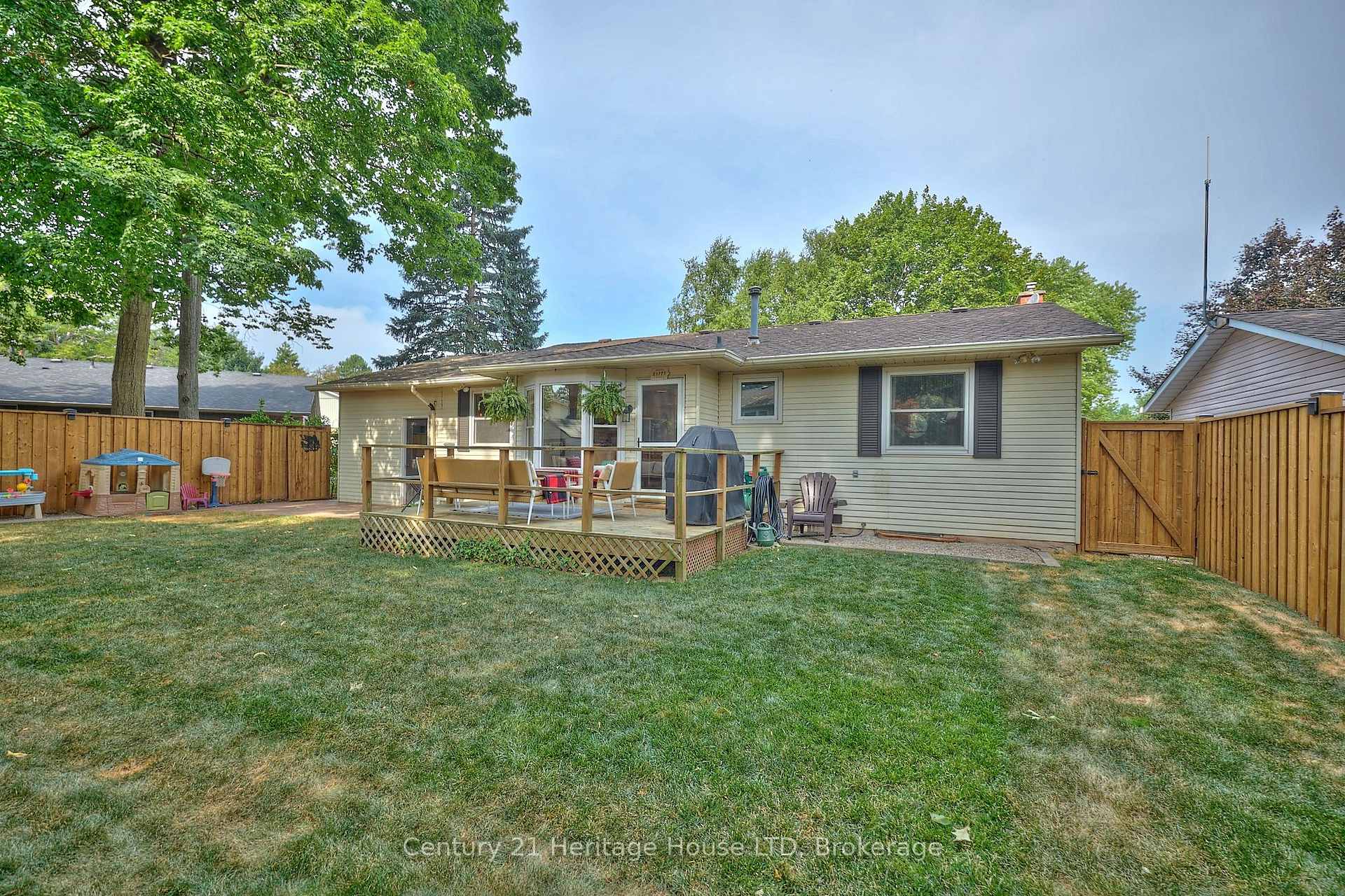 Photo 37 of 25 Birchpark Drive, Grimsby, Grimsby Beach — HOMEH