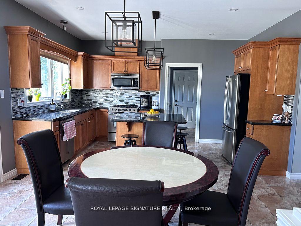 Photo 4 of 152 Central Avenue, Grimsby, Grimsby East — HOMEH