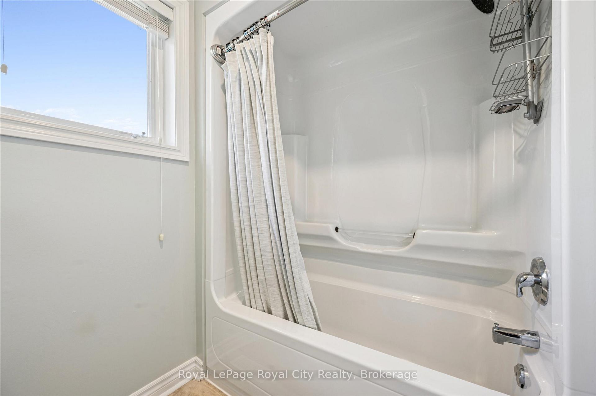 Photo 26 of 38 Baxter Drive, Guelph, Pineridge/Westminster Woods — HOMEH