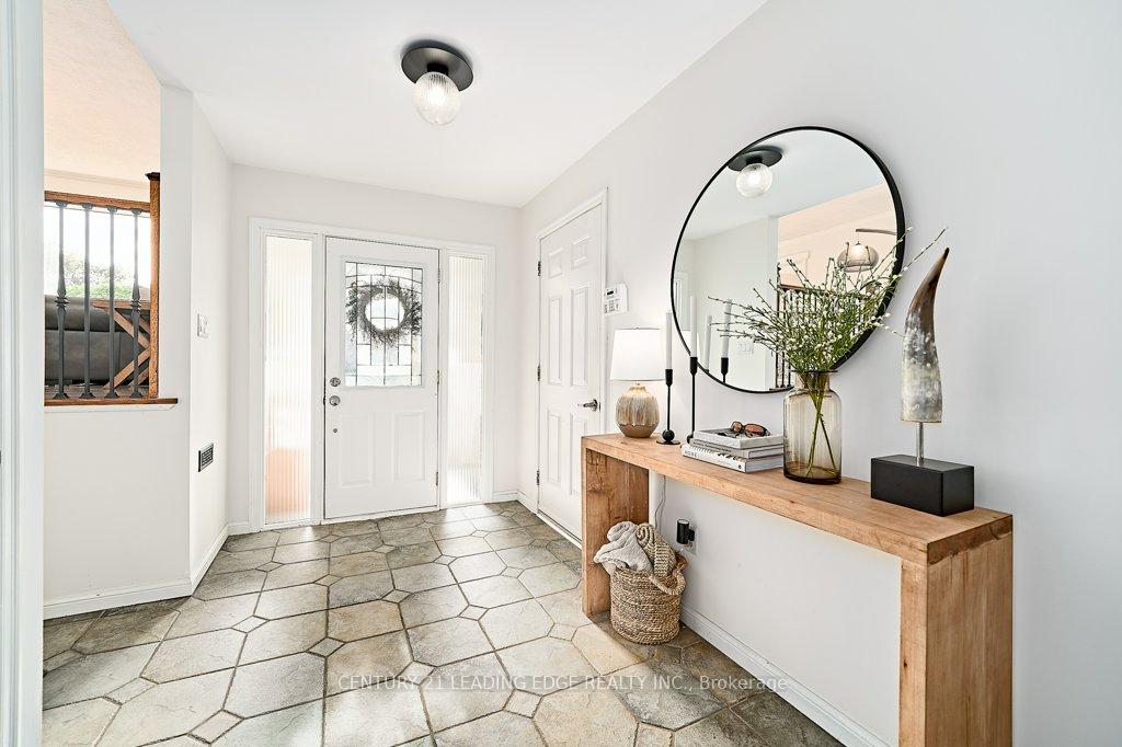 Photo 3 of 25 Eileen Drive, Barrie, Allandale Heights — HOMEH