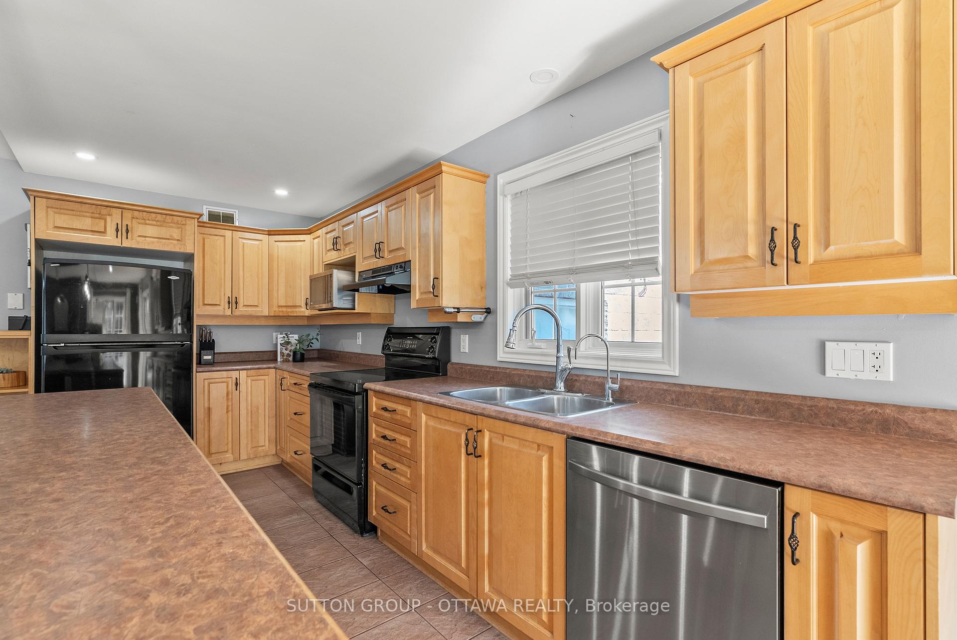 Photo 8 of 1528 Back Place Avenue, Ottawa, Greely — HOMEH