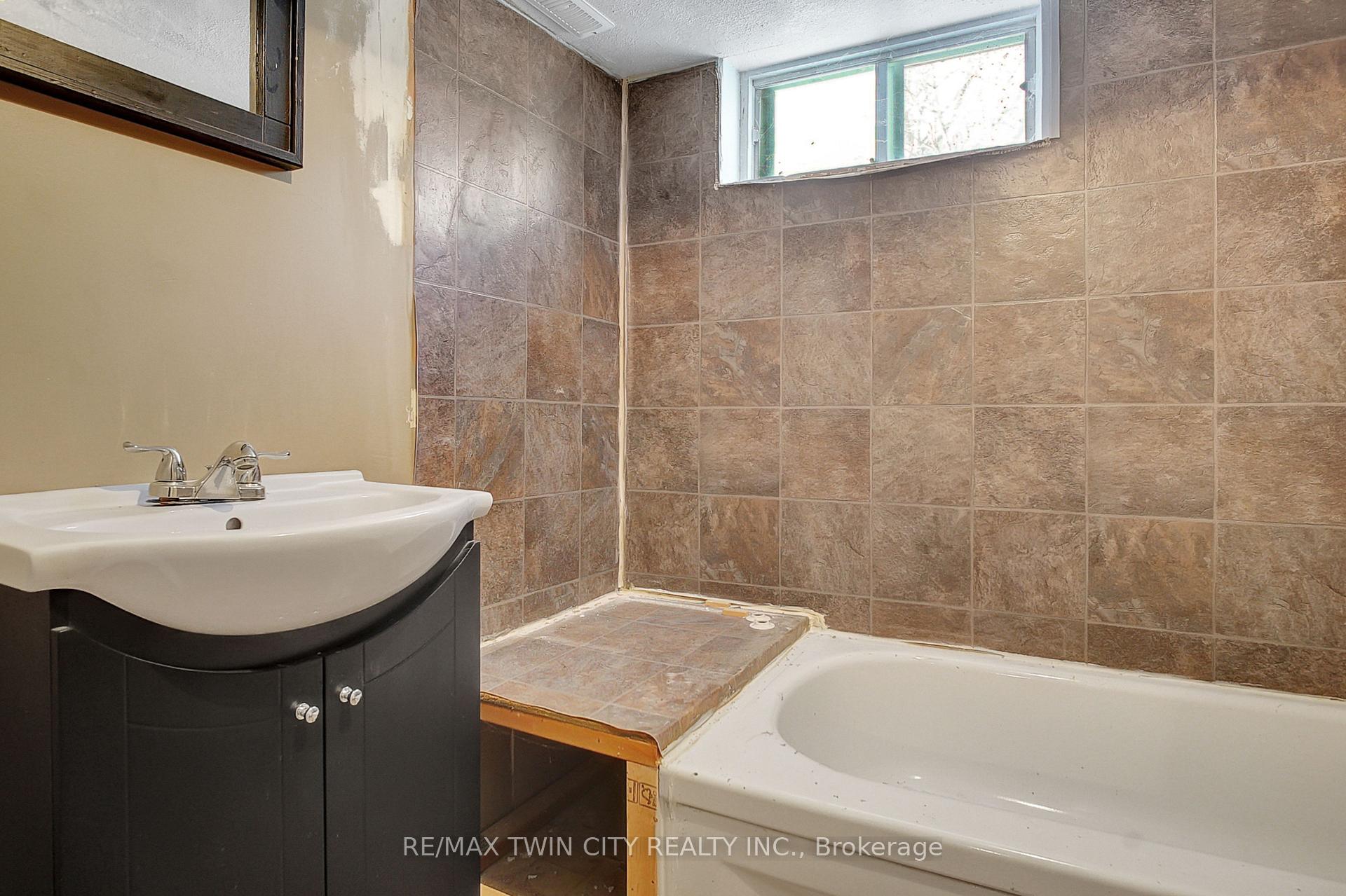 Photo 19 of 16 Ann Street, Brant, Paris — HOMEH
