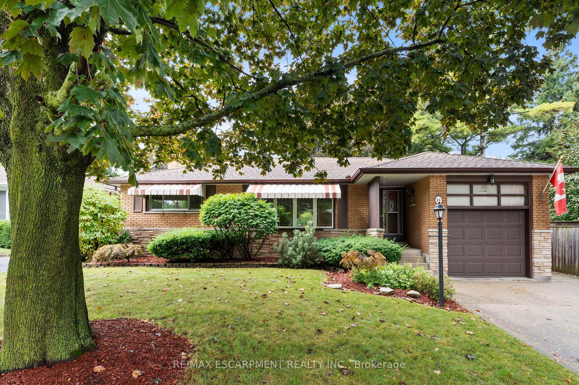 Front of 98 Laurier Avenue