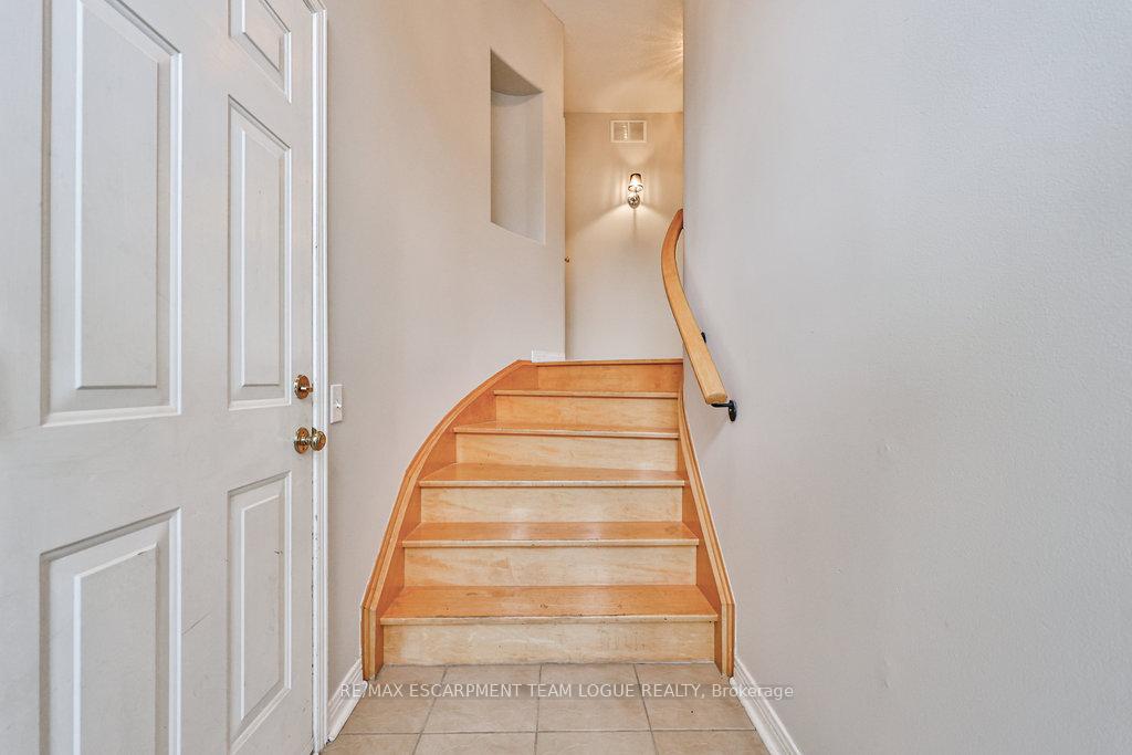 Photo 4 of Unit 15, 4400 Millcroft Park Drive, Burlington, Rose — HOMEH