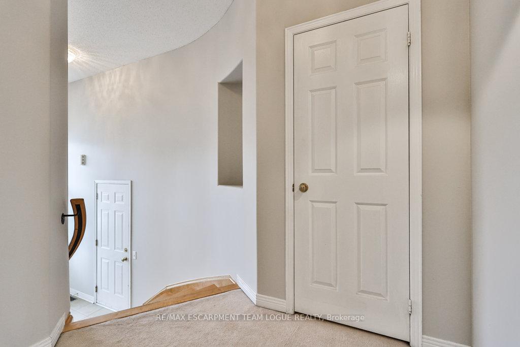 Photo 5 of Unit 15, 4400 Millcroft Park Drive, Burlington, Rose — HOMEH