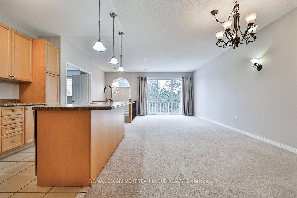 Photo 6 of Unit 15, 4400 Millcroft Park Drive, Burlington, Rose — HOMEH