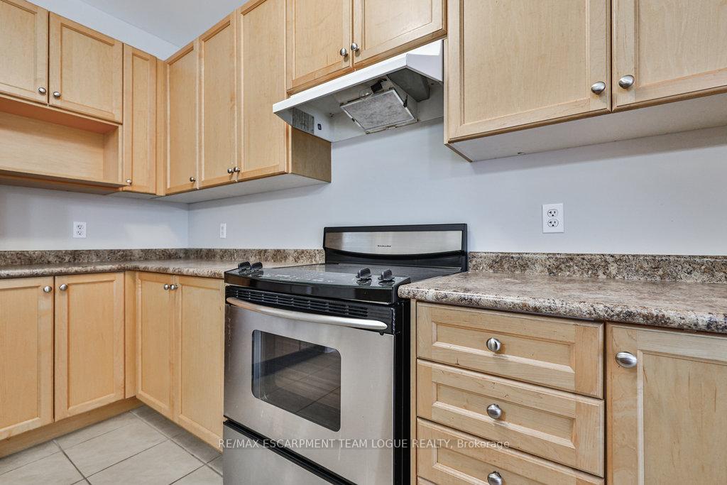 Photo 12 of Unit 15, 4400 Millcroft Park Drive, Burlington, Rose — HOMEH