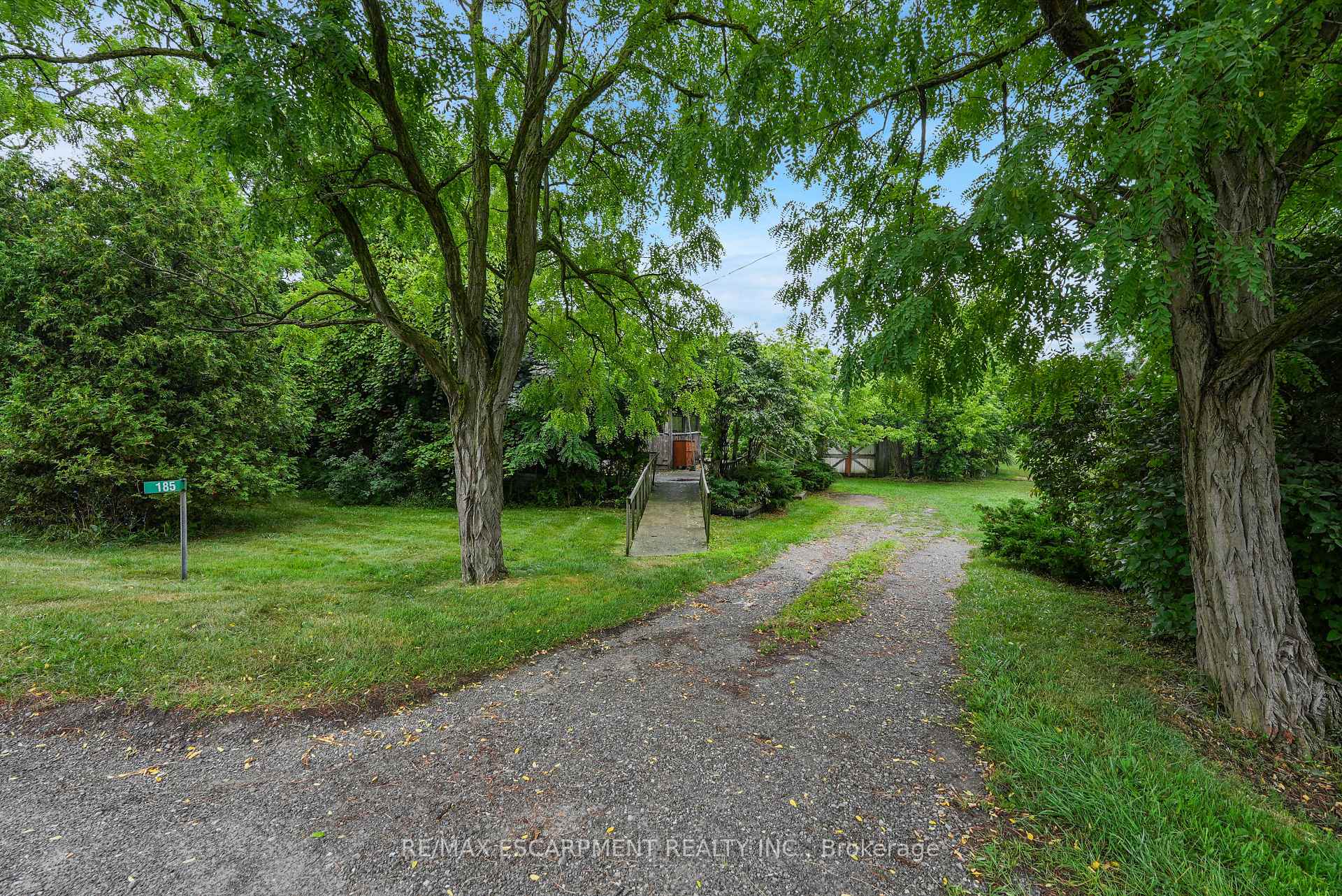 Photo 2 of 185 Thirty Road, Grimsby, Grimsby Escarpment — HOMEH