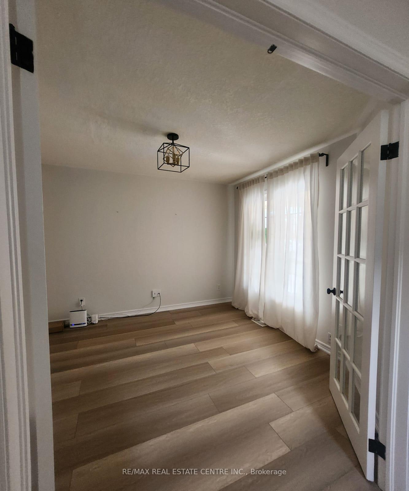 Photo 3 of 210 Dorchester Drive, Grimsby, Grimsby East — HOMEH
