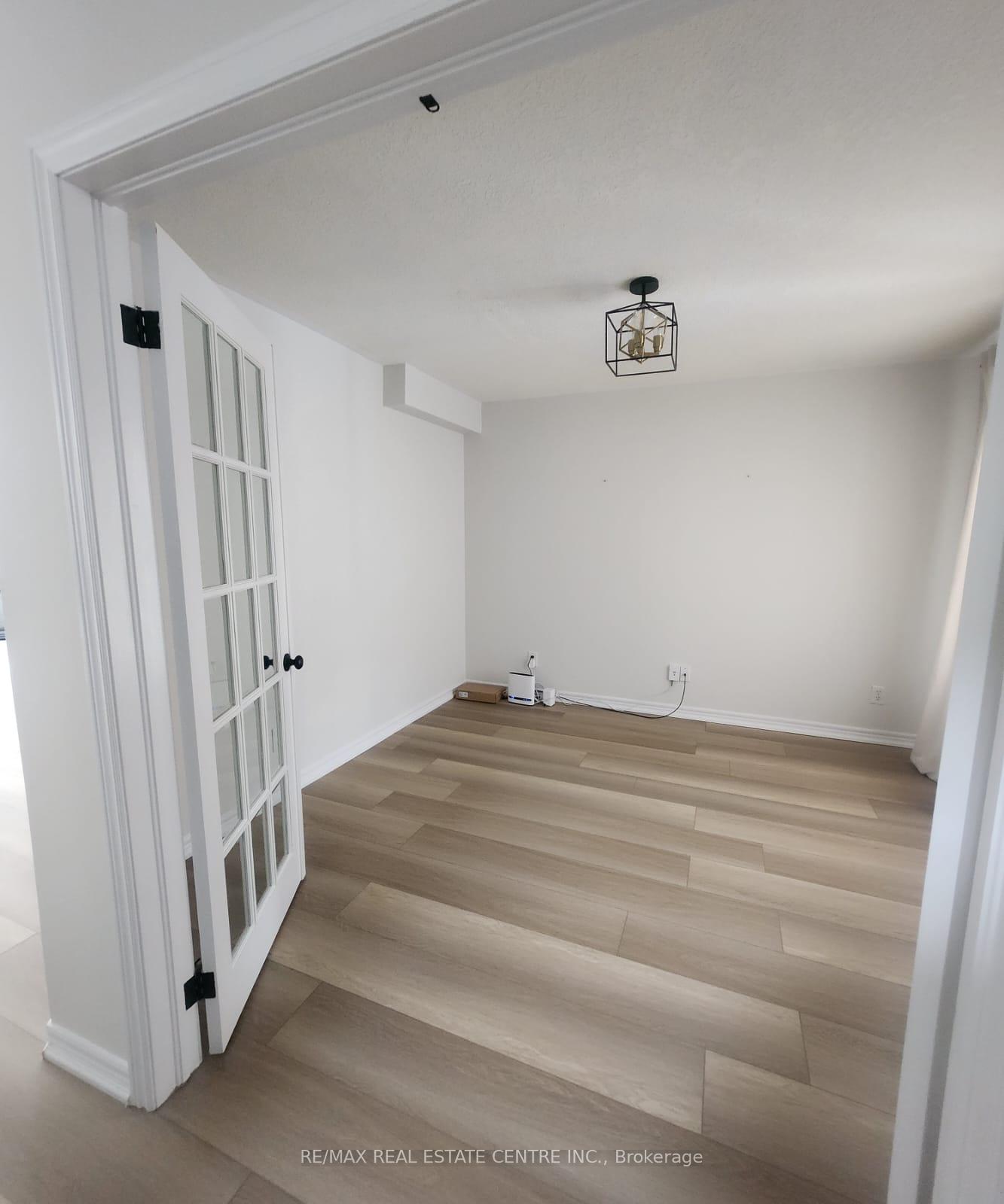 Photo 4 of 210 Dorchester Drive, Grimsby, Grimsby East — HOMEH