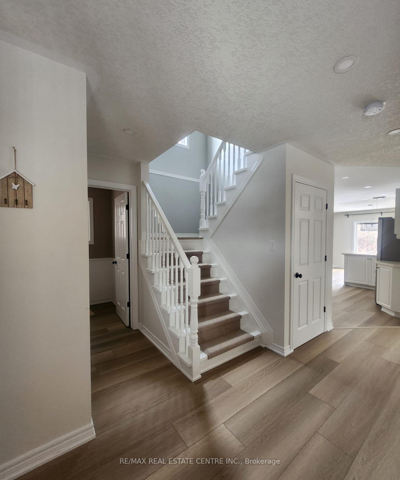 Photo 17 of 210 Dorchester Drive, Grimsby, Grimsby East — HOMEH