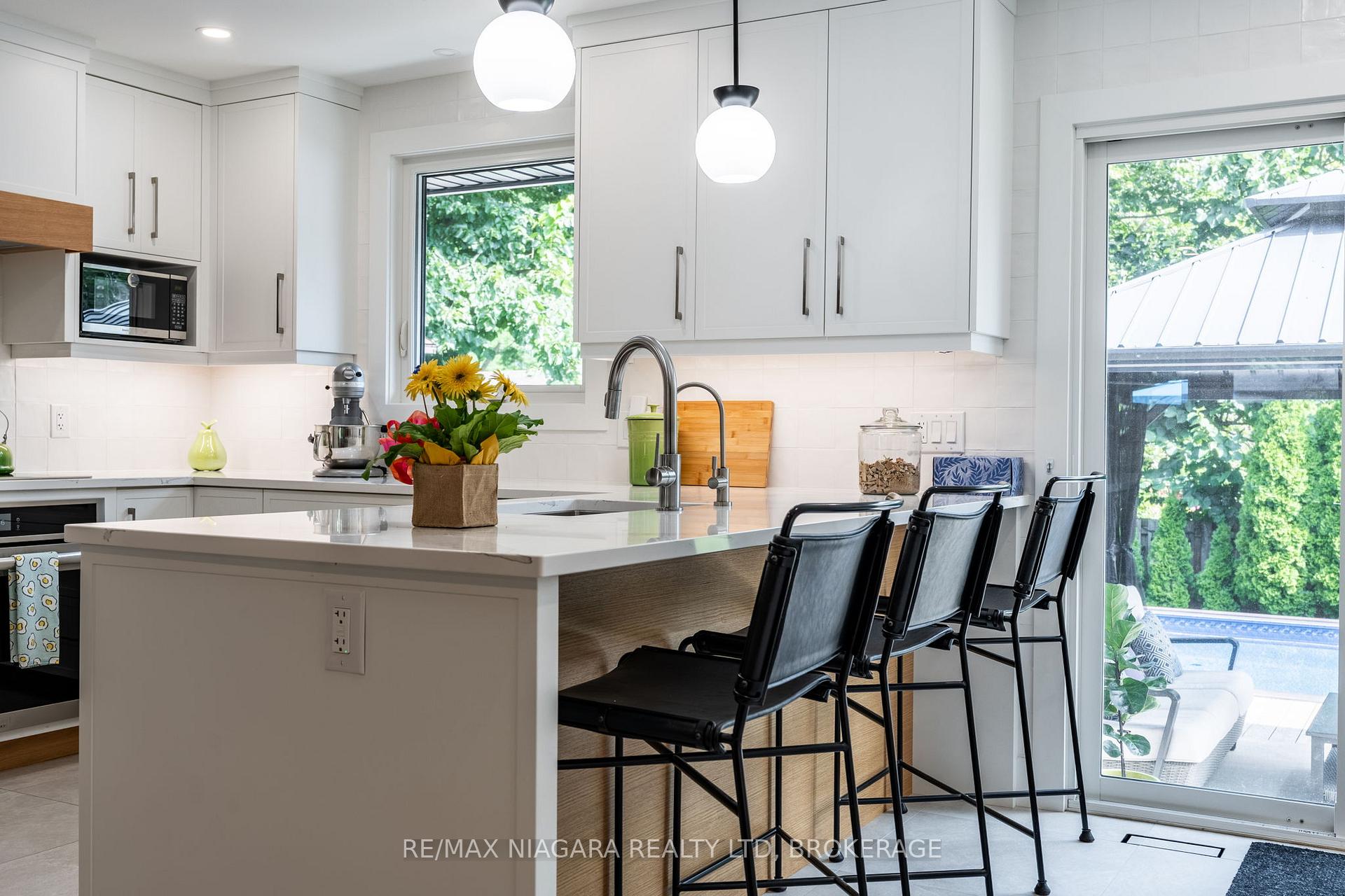 Photo 11 of 4 Rosemount Court, Grimsby, Grimsby Beach — HOMEH