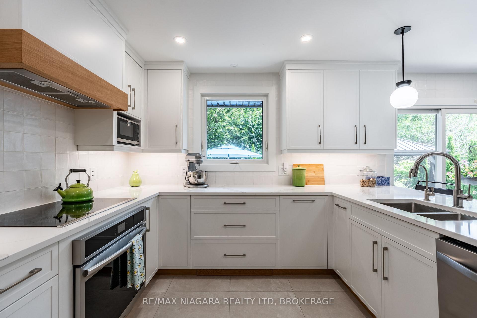 Photo 14 of 4 Rosemount Court, Grimsby, Grimsby Beach — HOMEH