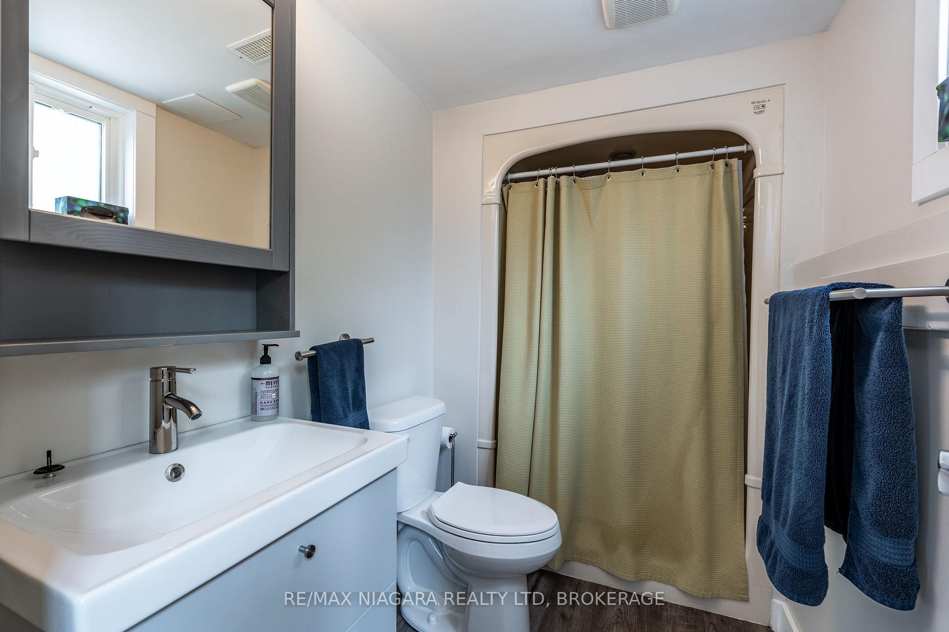 Photo 32 of 4 Rosemount Court, Grimsby, Grimsby Beach — HOMEH