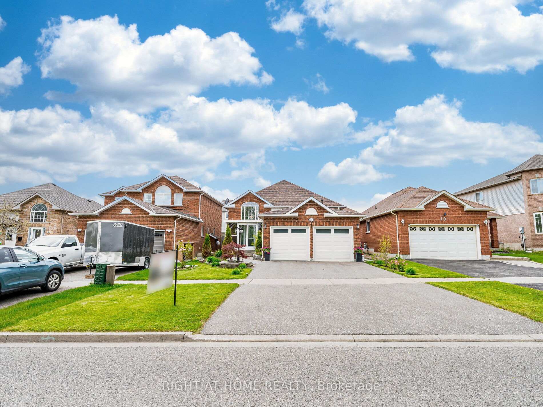 Photo 1 of 28 West Side Drive, Clarington, Bowmanville — HOMEH