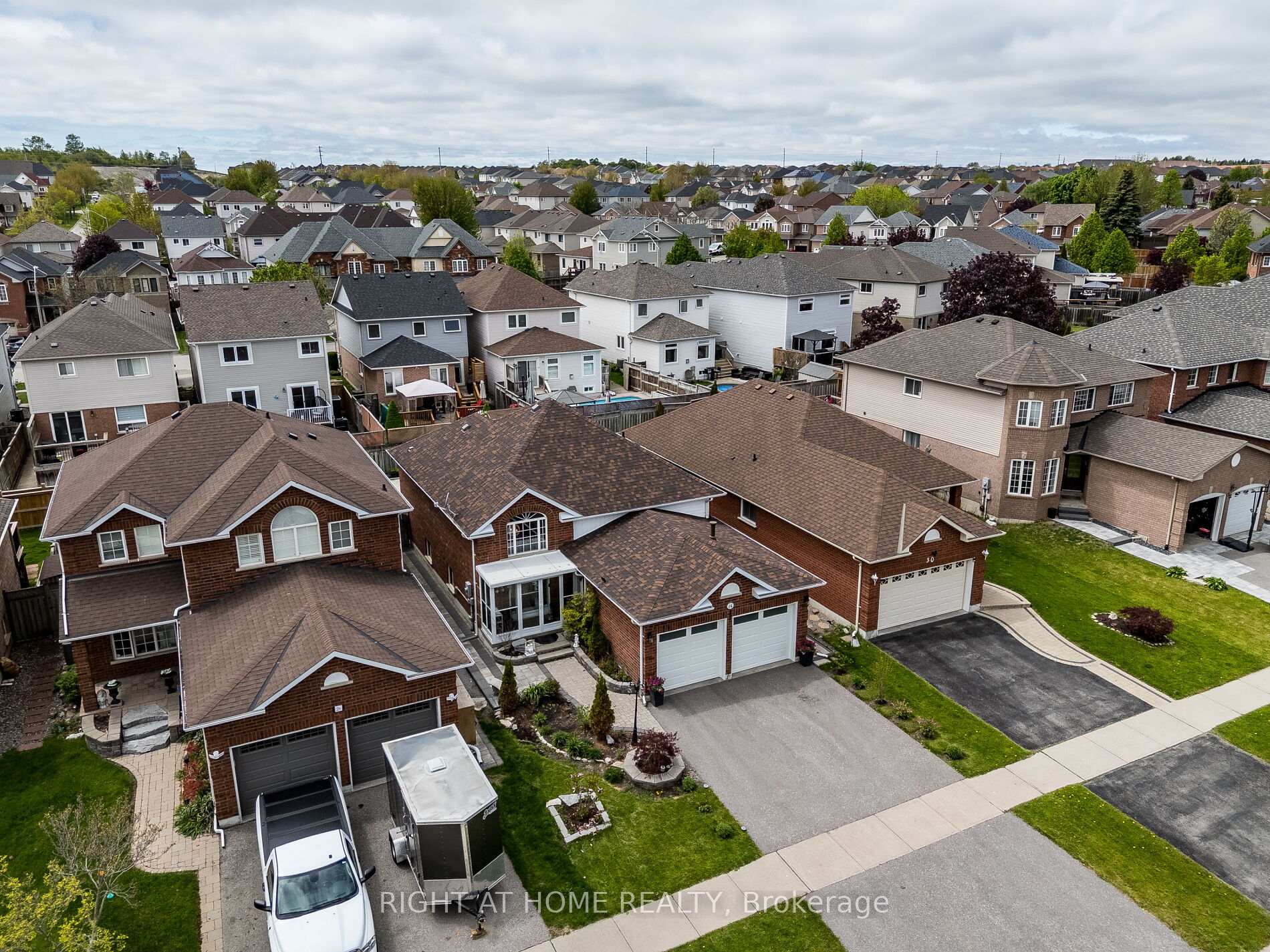 Photo 2 of 28 West Side Drive, Clarington, Bowmanville — HOMEH