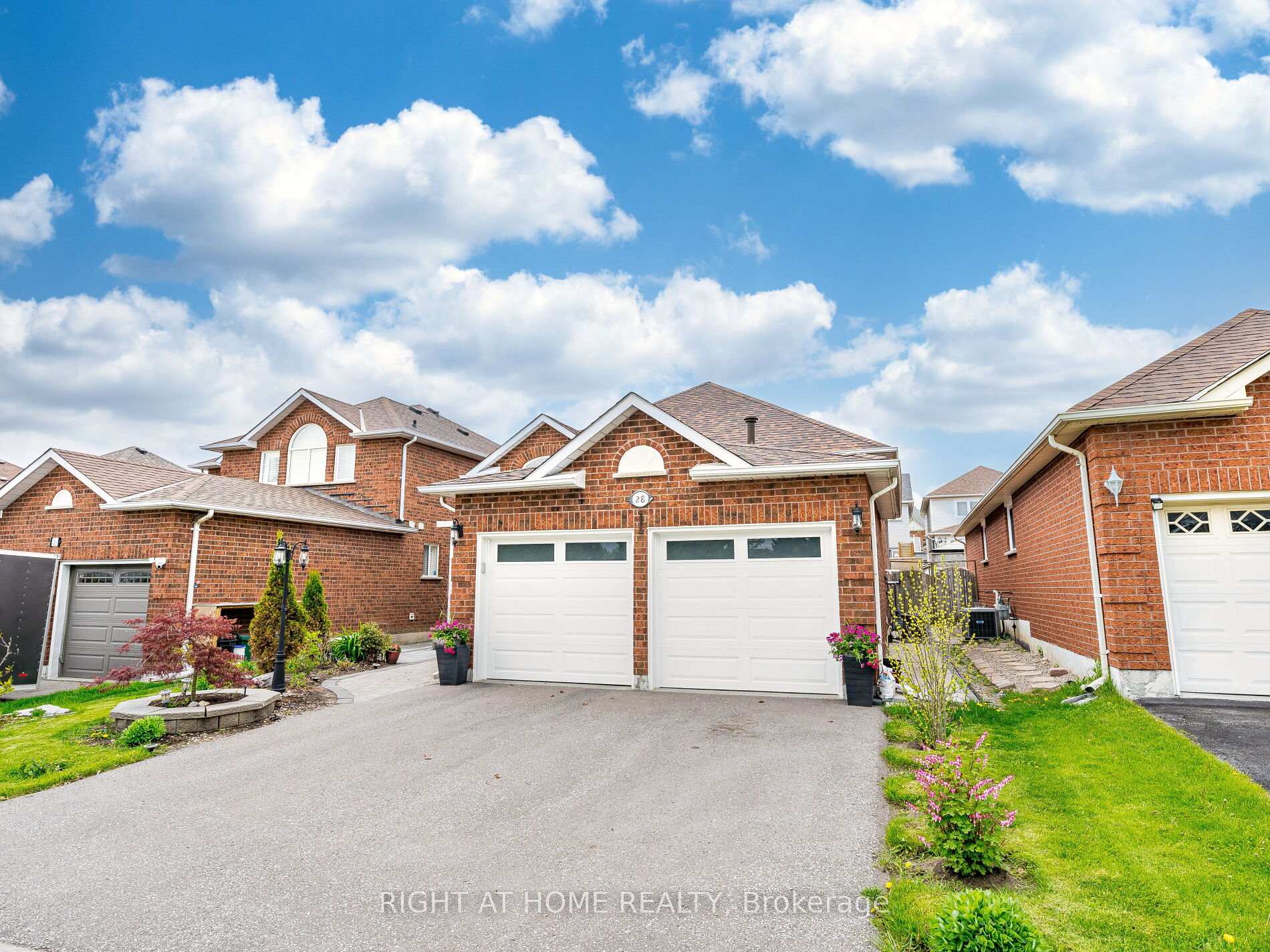 Photo 3 of 28 West Side Drive, Clarington, Bowmanville — HOMEH