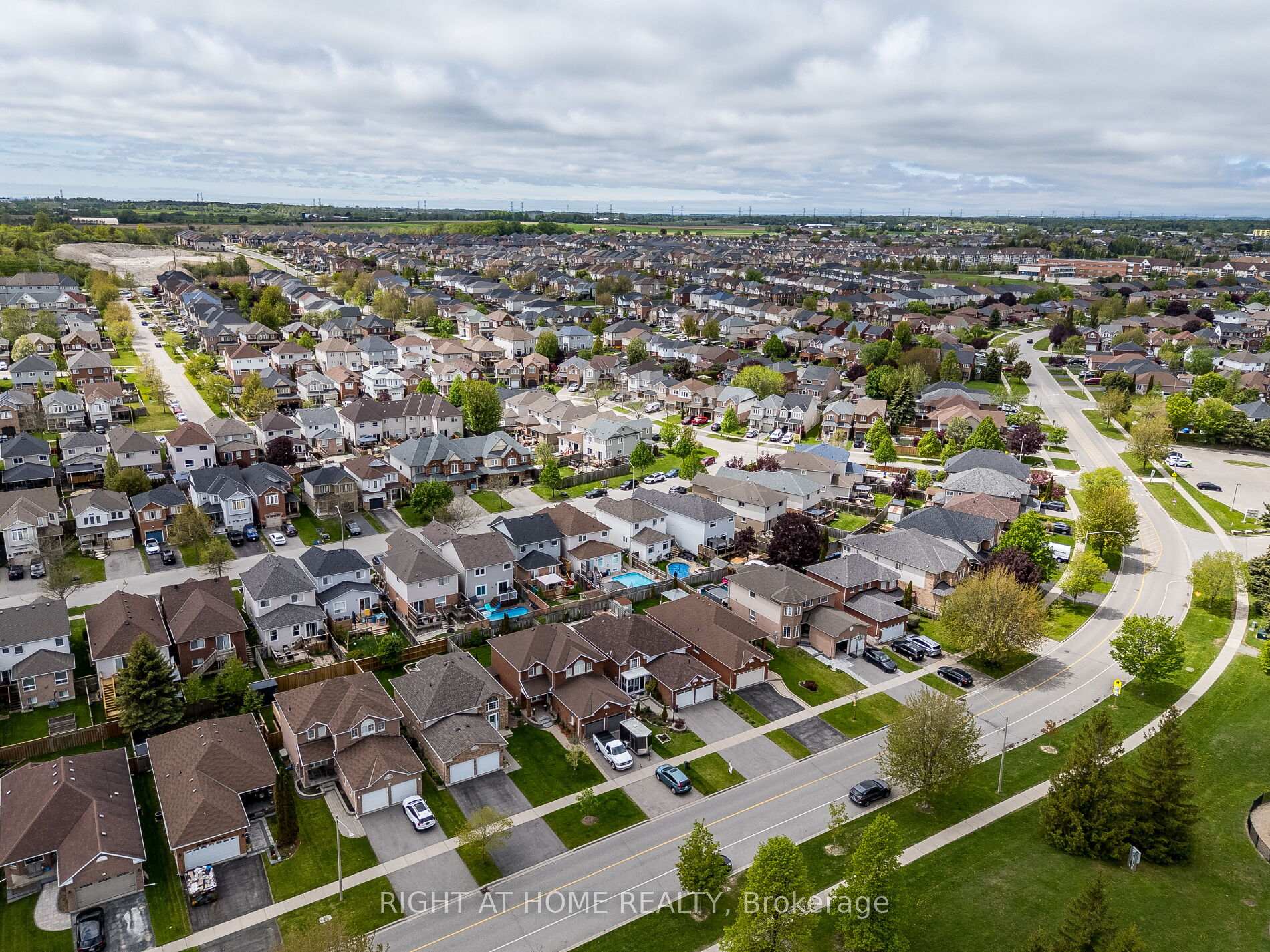 Photo 5 of 28 West Side Drive, Clarington, Bowmanville — HOMEH