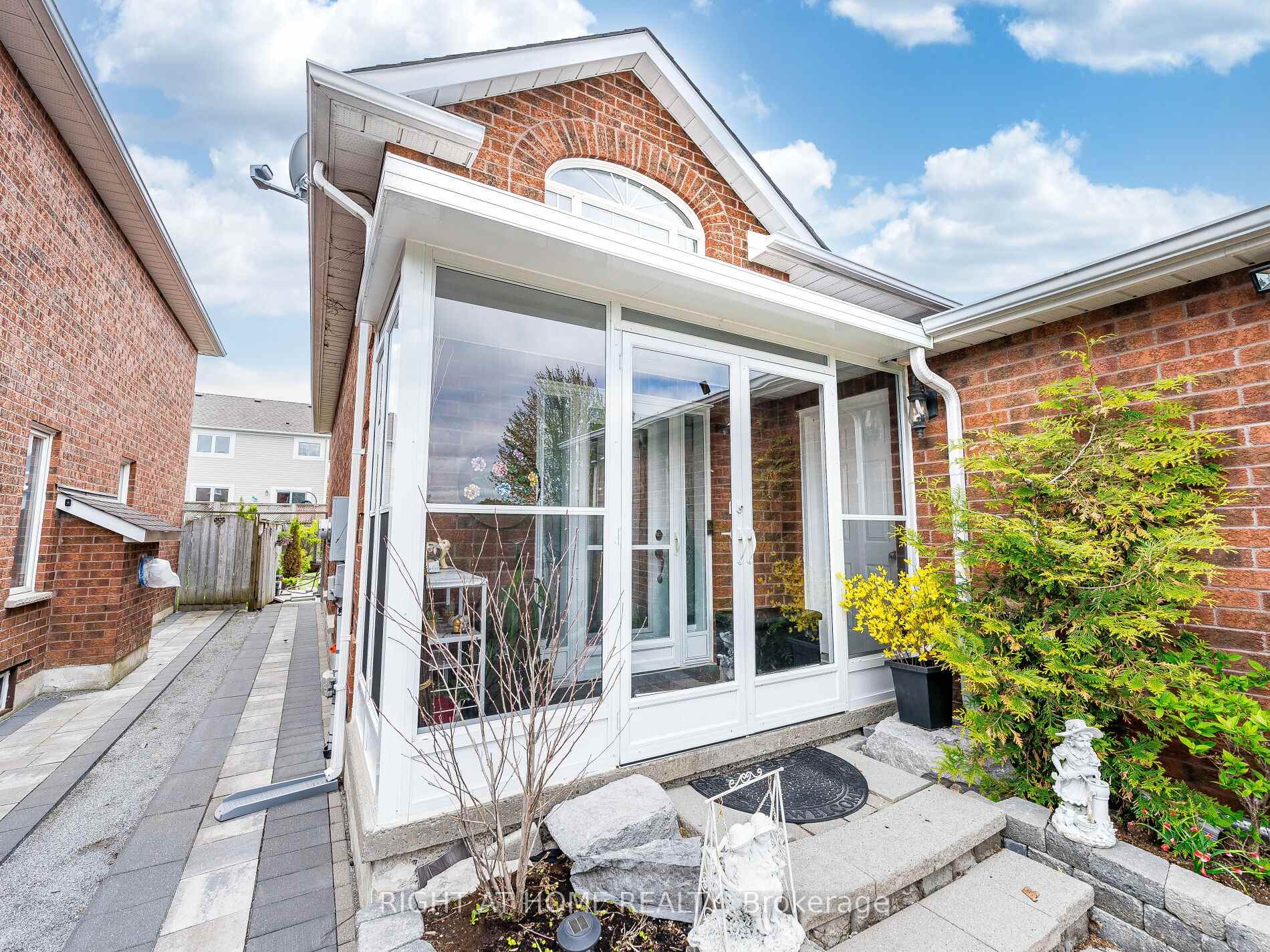 Photo 7 of 28 West Side Drive, Clarington, Bowmanville — HOMEH