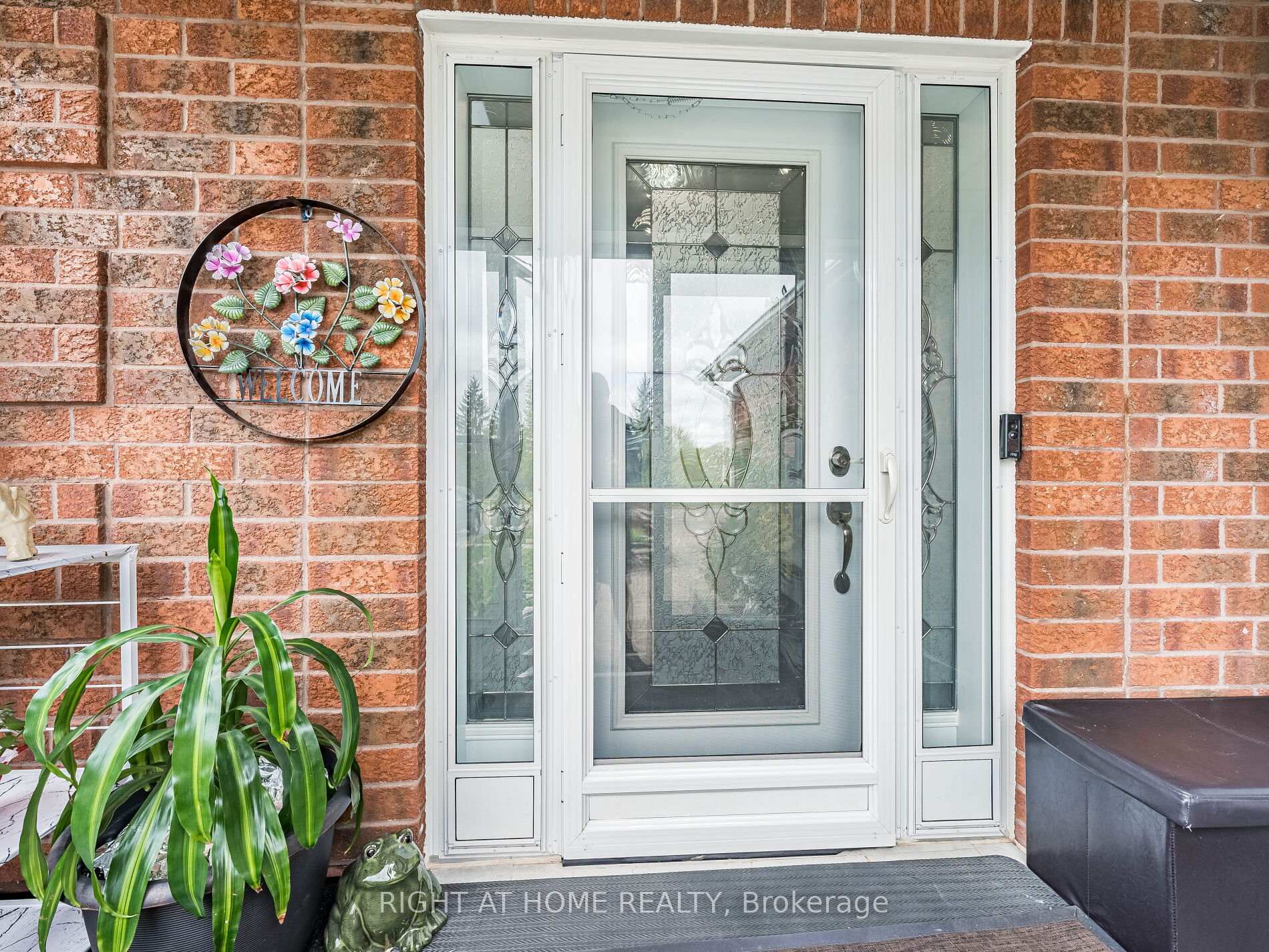 Photo 8 of 28 West Side Drive, Clarington, Bowmanville — HOMEH