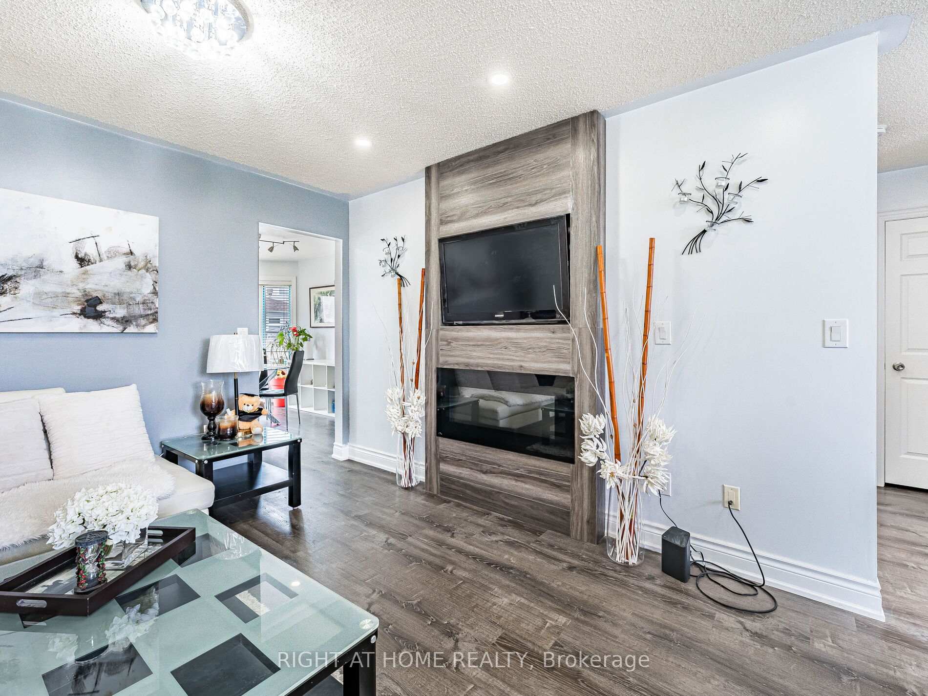 Photo 13 of 28 West Side Drive, Clarington, Bowmanville — HOMEH