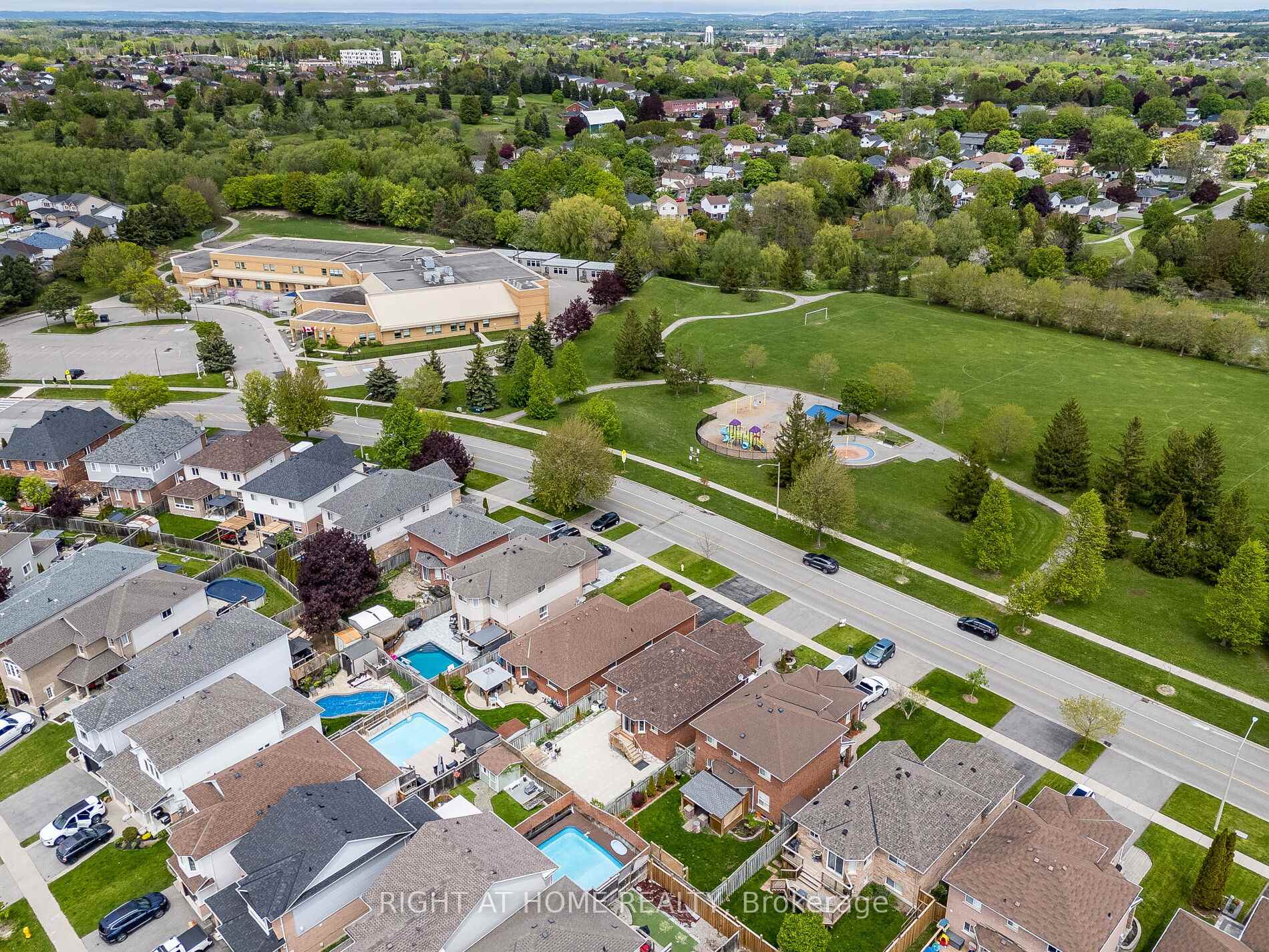 Photo 44 of 28 West Side Drive, Clarington, Bowmanville — HOMEH