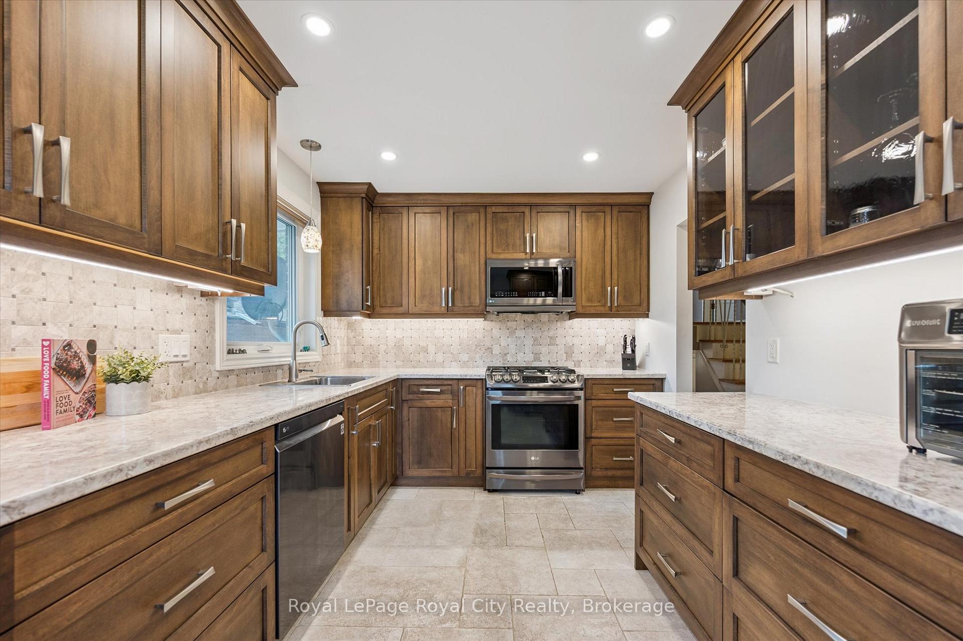 Photo 18 of 47 Argyle Drive, Guelph, Dovercliffe Park/Old University — HOMEH