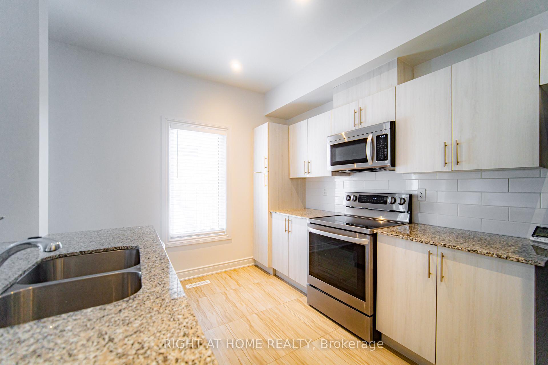 Photo 3 of 31 Brown Bear Street, Barrie, Rural Barrie Southwest — HOMEH