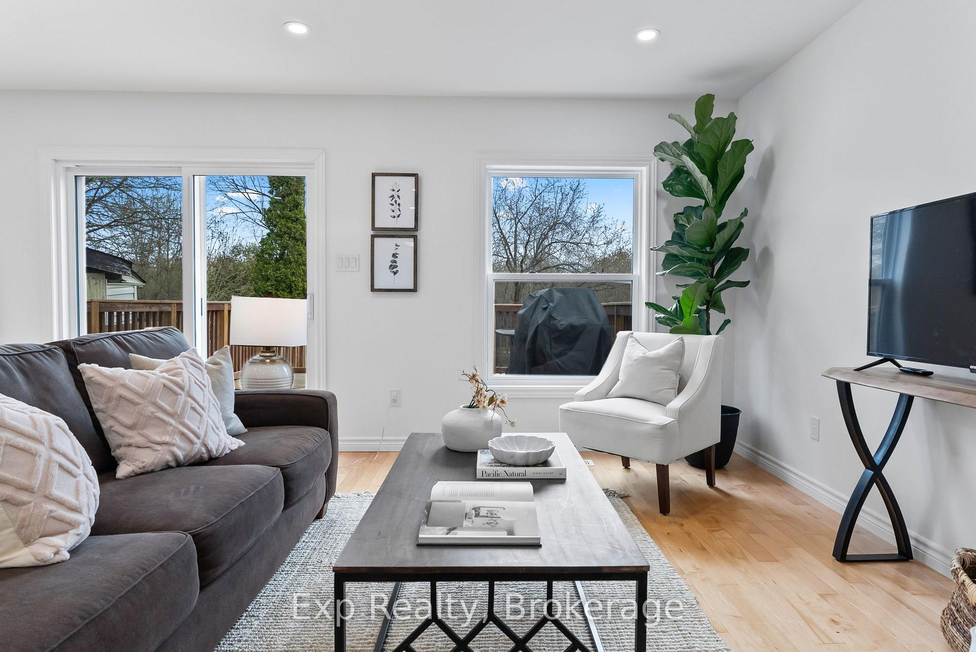Photo 2 of 54 Hobbs Drive, Clarington, Bowmanville — HOMEH