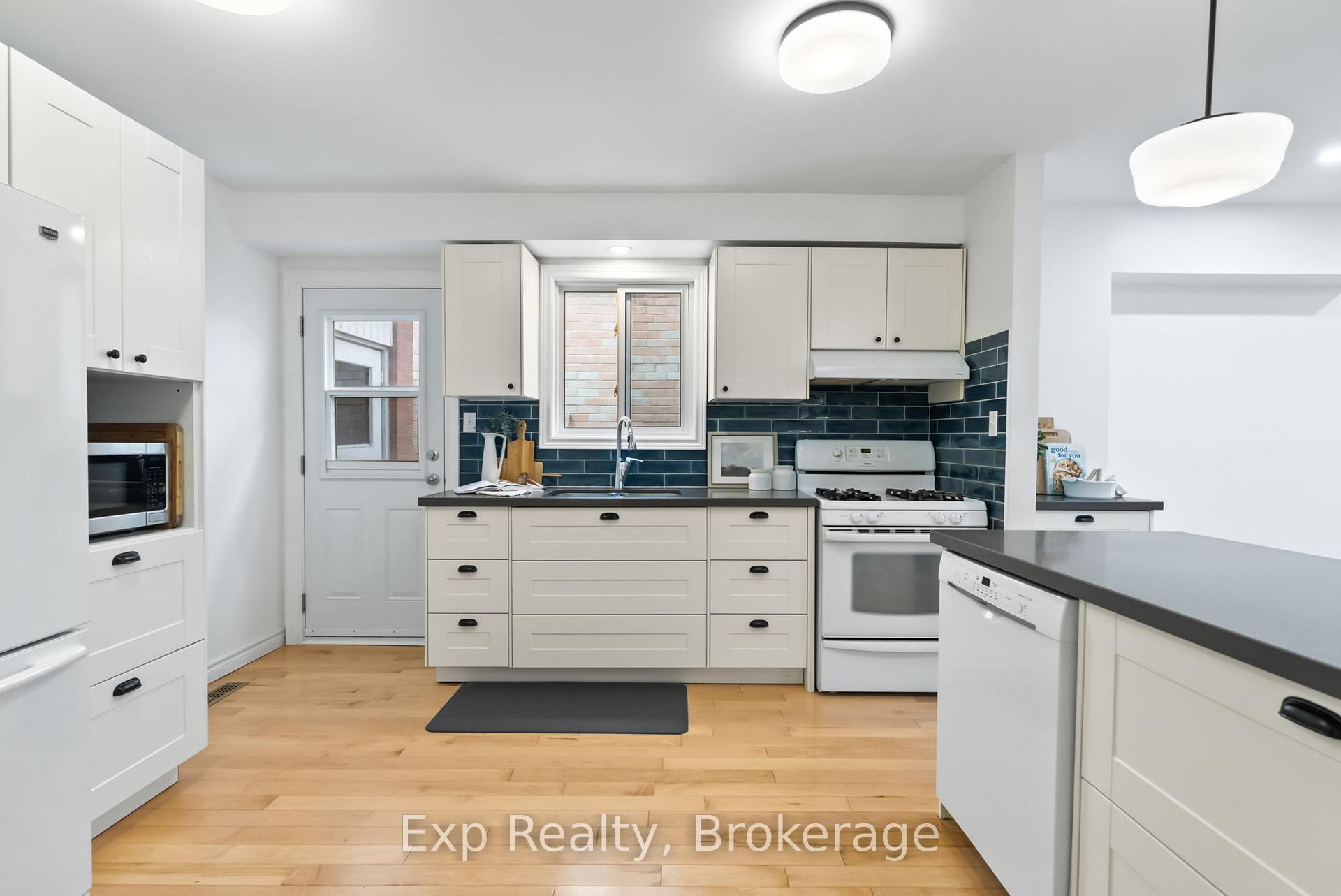 Photo 3 of 54 Hobbs Drive, Clarington, Bowmanville — HOMEH